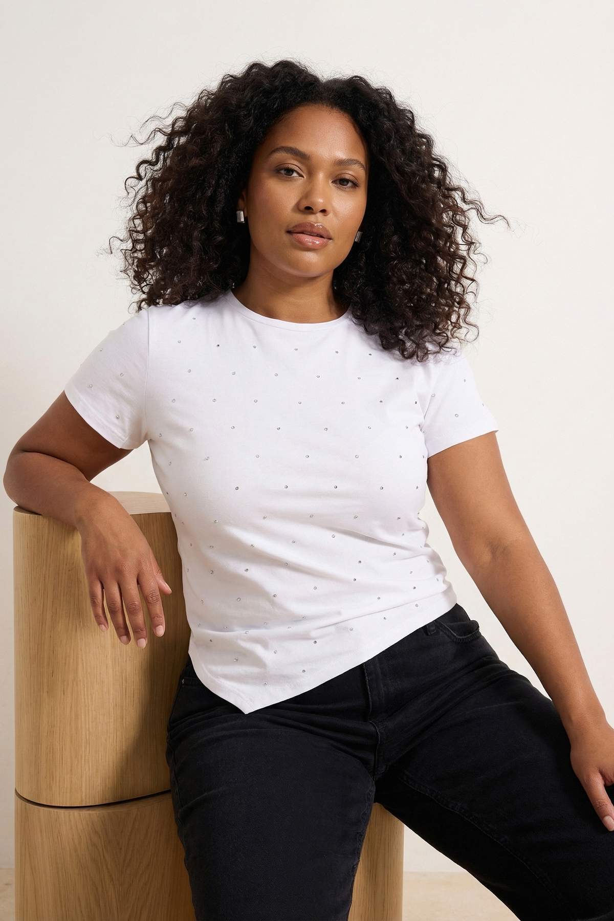 Trendyolmilla Curve Beyaz Beyaz Taşlı Asimetrik Fitted/Vücuda Oturan Örme T-shirt TBBSS26AF00080