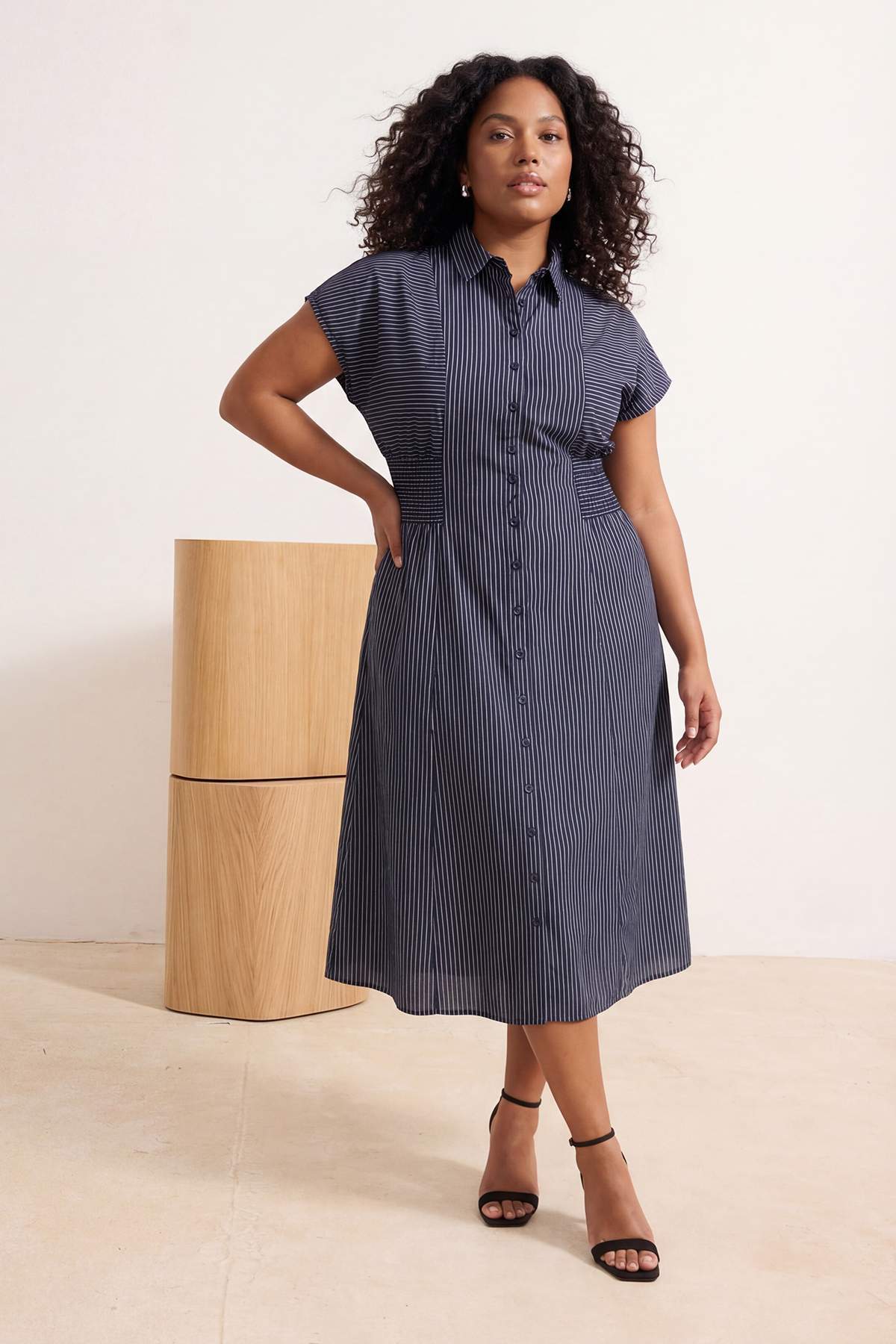 Trendyol Curve Marineblaues gestreiftes Gipeli-Midi-Hemdkleid aus Webstoff in...