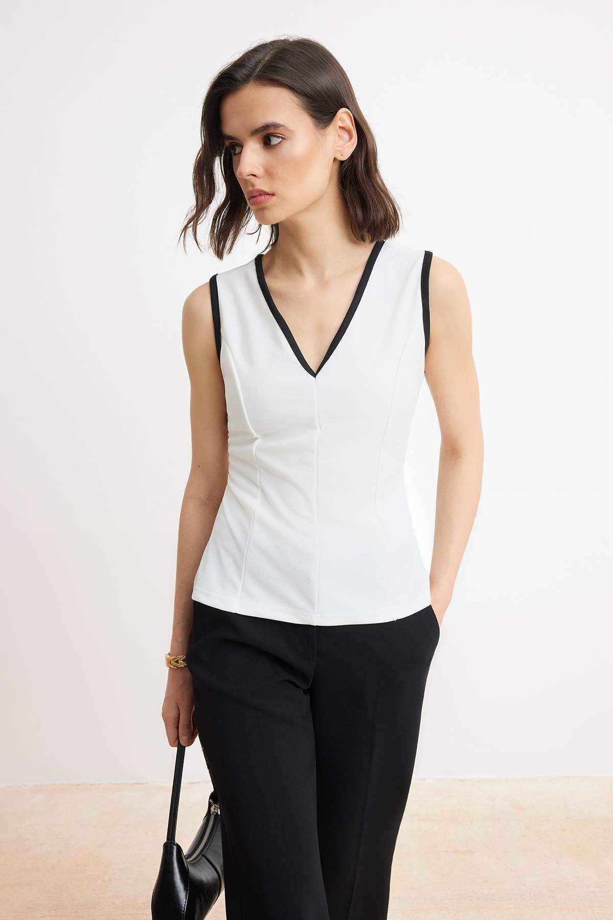 Trendyolmilla Ekru Fitted/Vücuda Oturan V Yaka Kolsuz Biyeli Scuba Krep Örme Bluz TWOSS26BZ00482