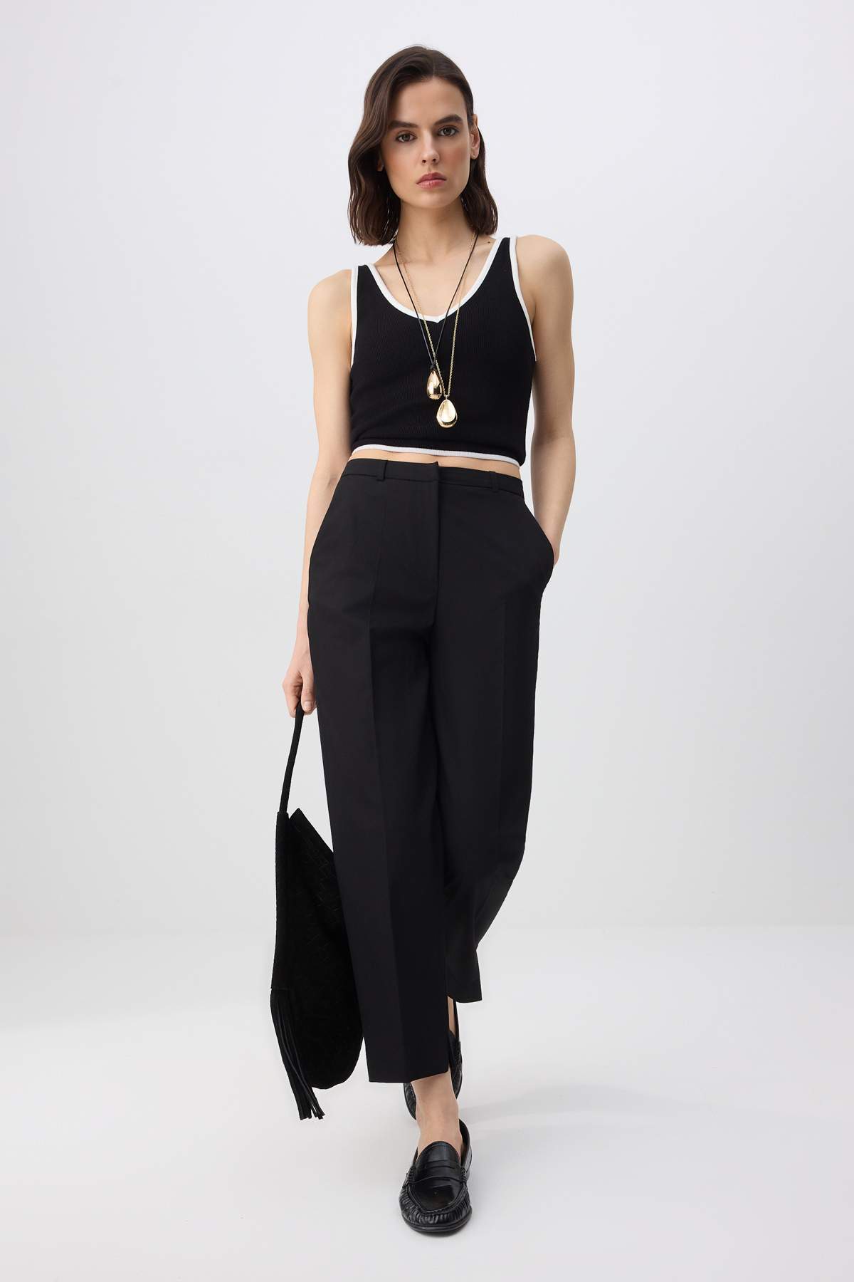 Trendyolmilla  Siyah Özel Koleksiyon Saten Yüzeyli Cigarette Kumaş Pantolon TWOSS26PL00030