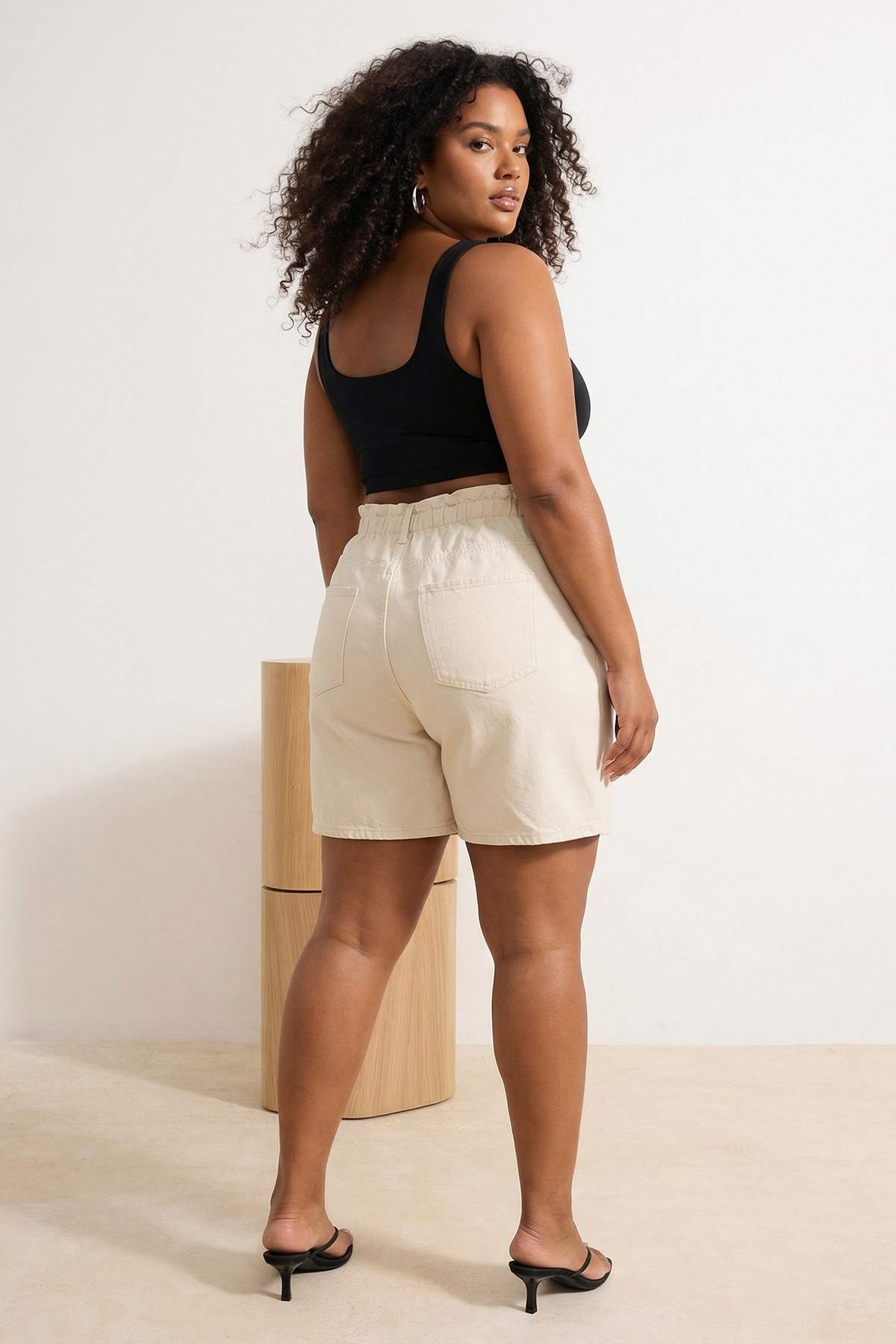 Trendyolmilla  Bej Lastikli Yüksek Bel Geniş Kesim %100 Pamuk Non-Stretch Büyük Beden Denim Şort TBBSS22JE00015