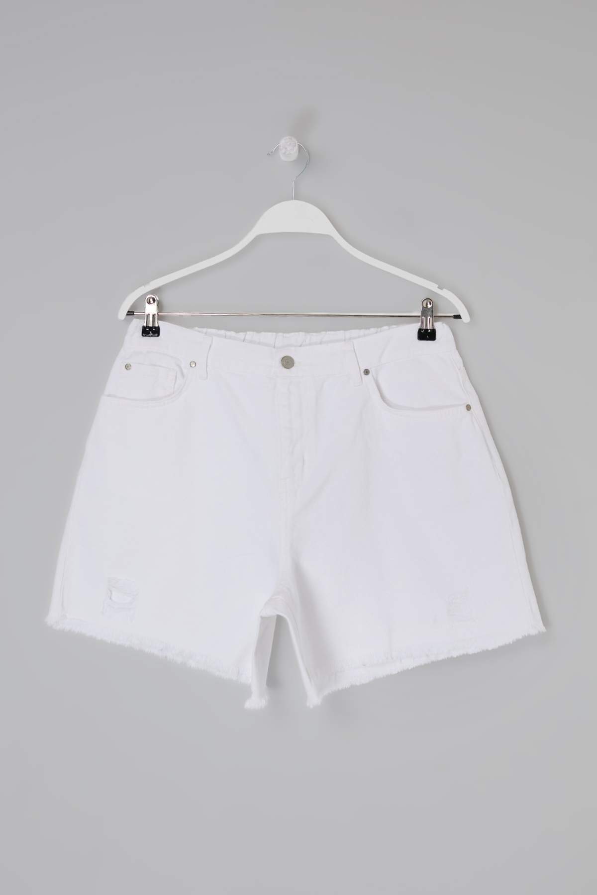 Trendyolmilla  Beyaz Yırtıklı Lastikli Normal Bel Mini %100 Pamuk Non-Stretch Büyük Beden Denim Şort TBBSS26AP00019 - Görsel 4