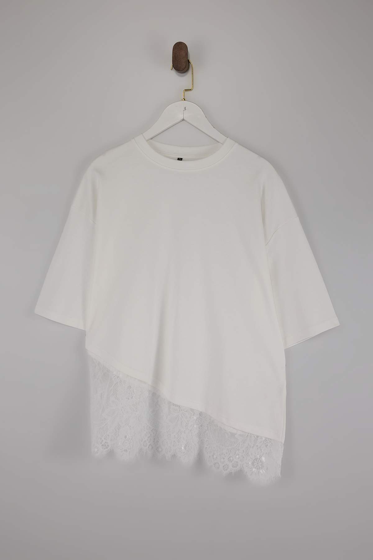 Trendyol Curve Ecru-T-Shirt mit Spitzenbesatz am Saum in Übergröße TBBSS26BF0...