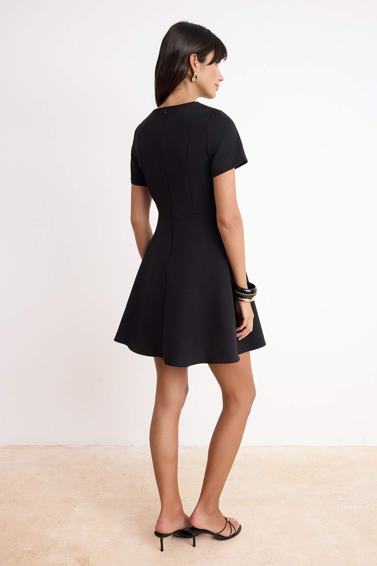 Trendyolmilla  Siyah Eteği Belden Açılan Kısa Kol Mini Esnek Dokuma Elbise TWOSS26EL00307 - Görsel 4