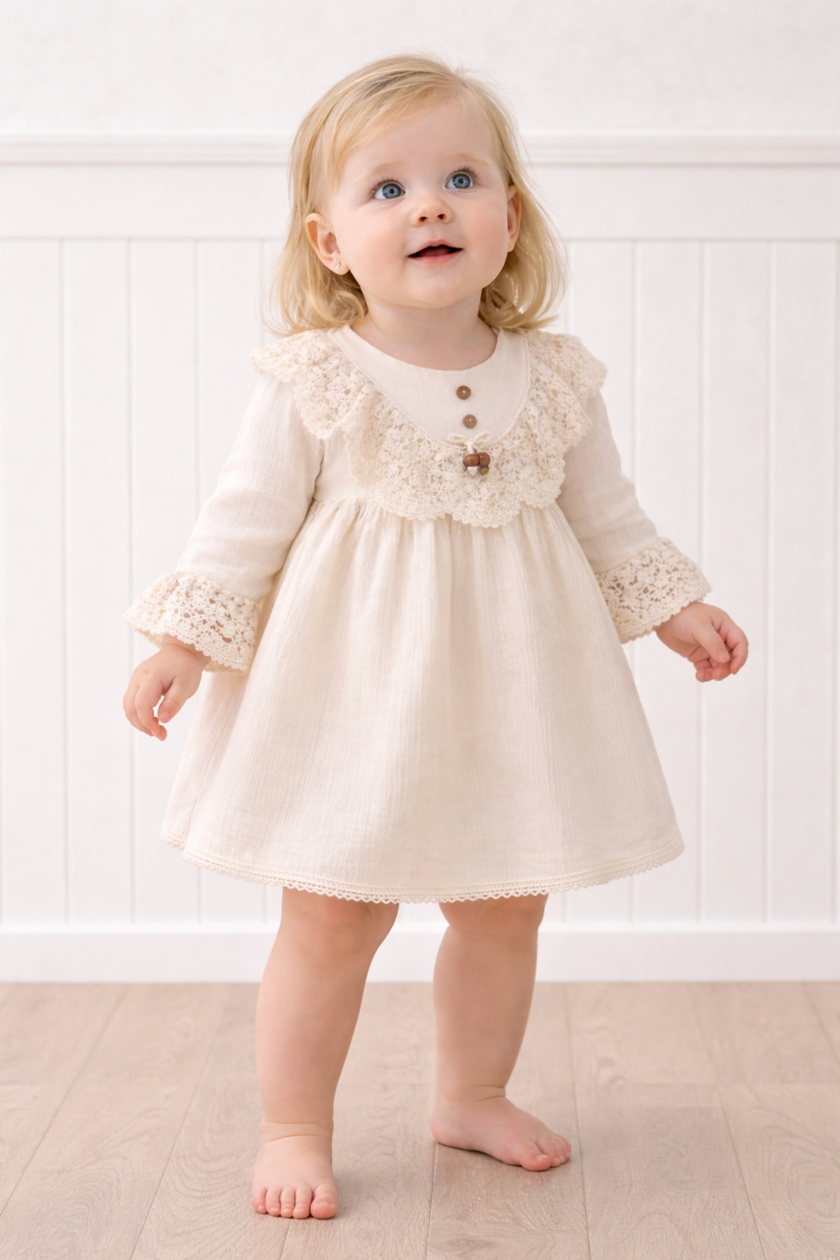 DIDuStore Dantel Yaka ve Kol Detaylı Zarif Bej Kız Bebek Elbisesi fotoğrafı 4 (önizleme)