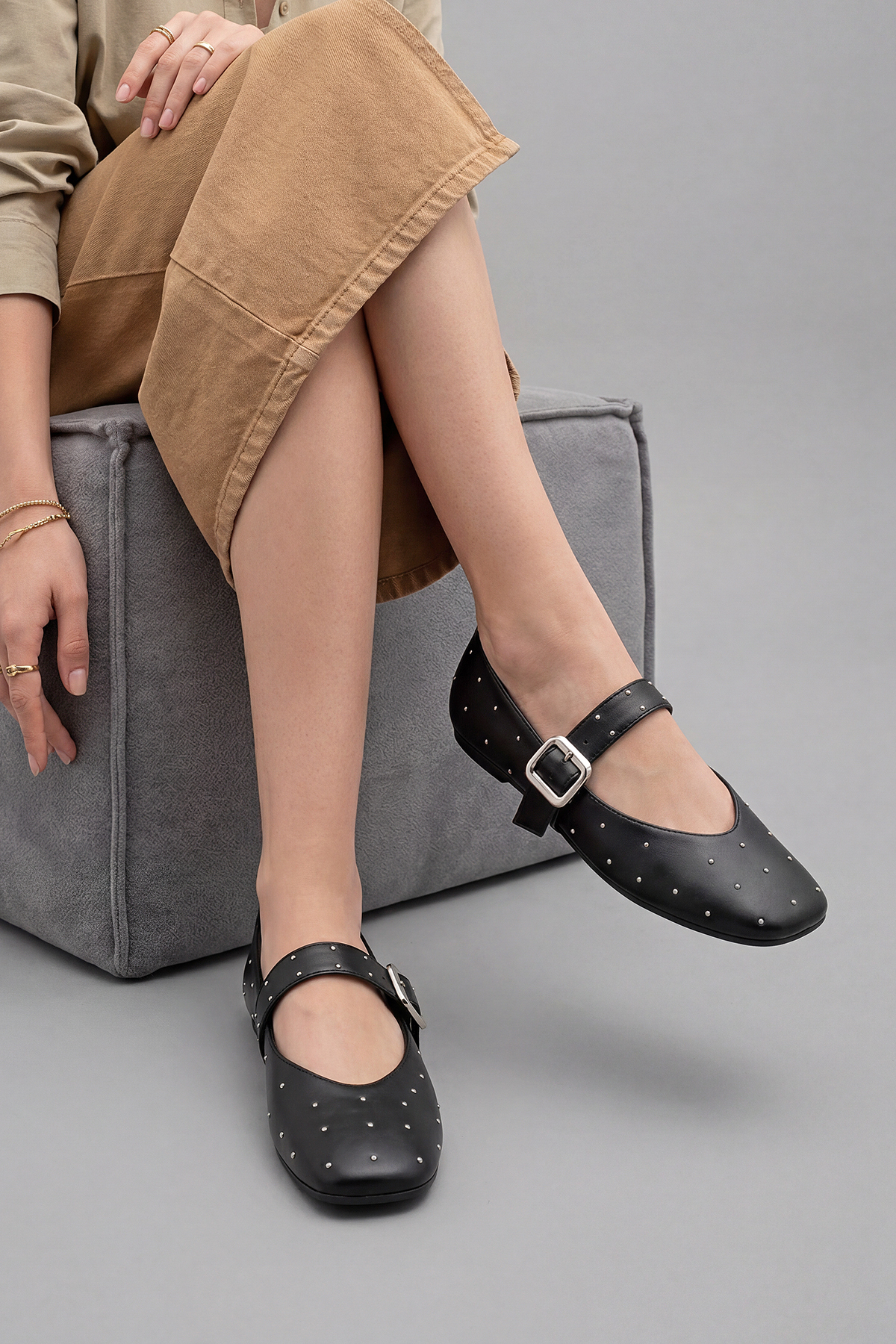 Marjin  Kadın Küt Burun Tokalı Zımbalı Babet Velona Siyah - Görsel 2