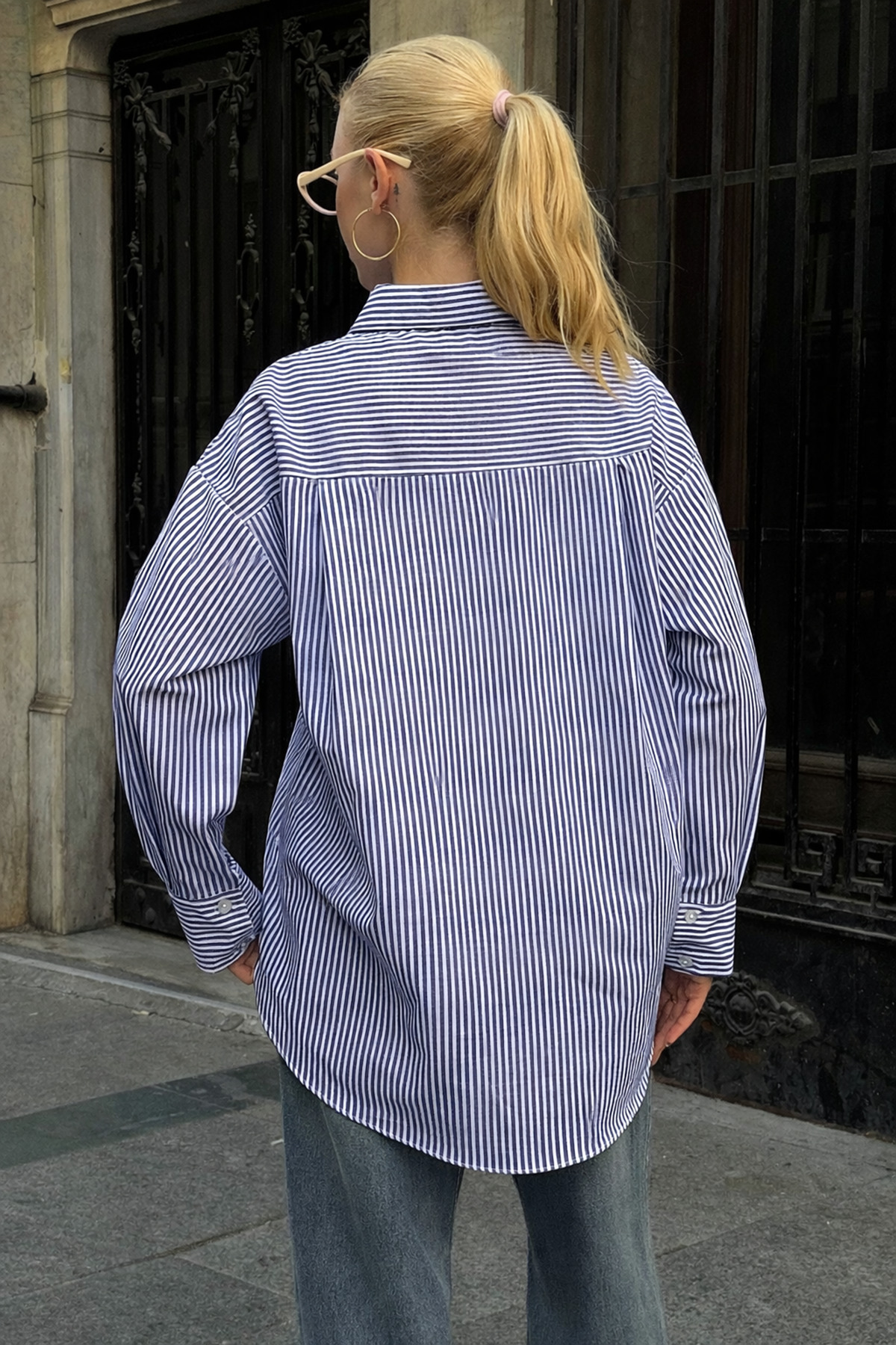 Trend Alaçatı Stili  Kadın Lacivert Oval Kesim Çizgili Overisze Gömlek Vs00729 - Görsel 7