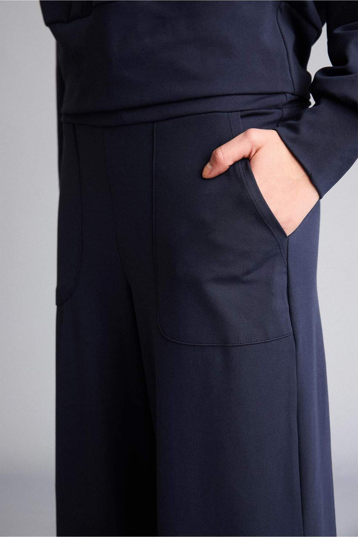 DeFacto Esnek Kumaş Wide Leg Cepli Geniş Paça Uzun Sporcu Eşofman Altı G5496AX25WN görsel 4