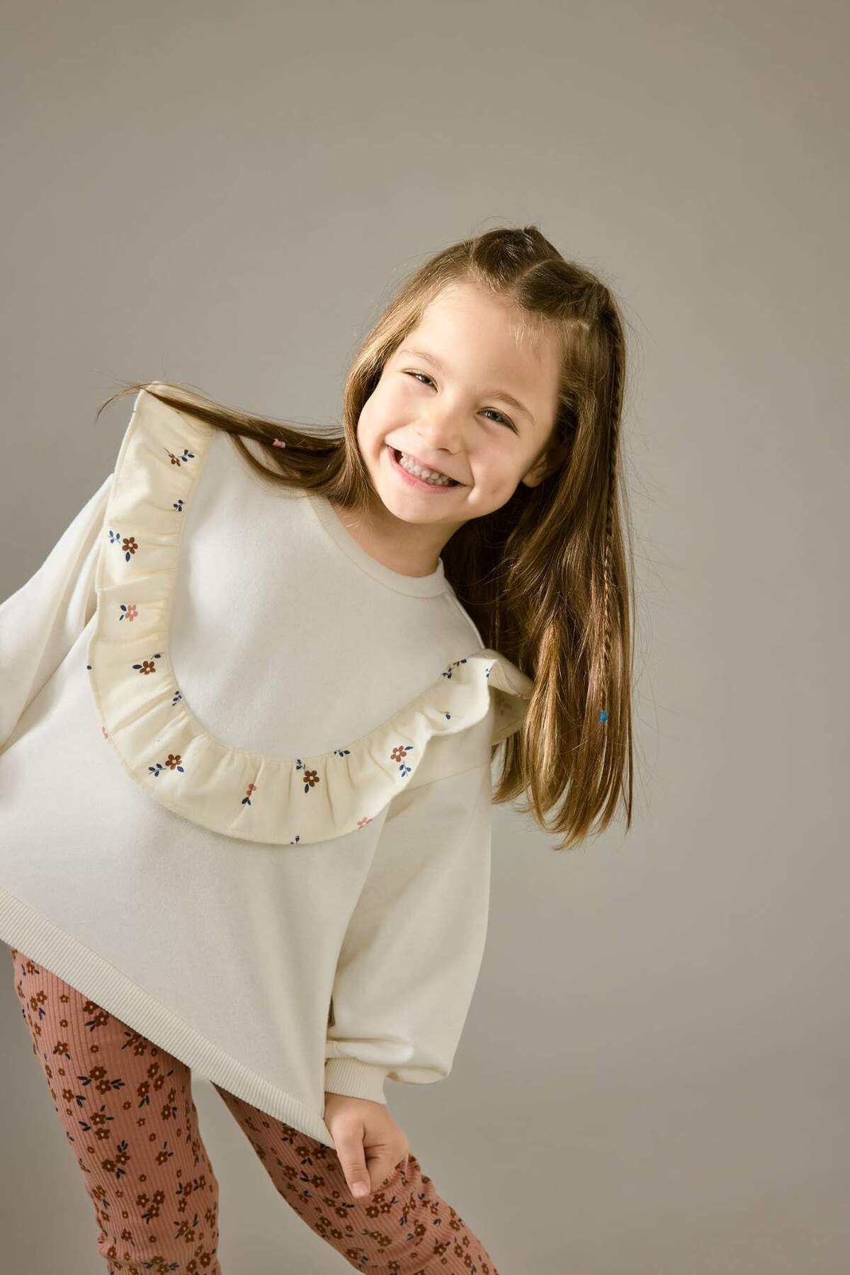 Defacto Overshirt Fit Bisiklet Yaka Çiçekli İçi Yumuşak Tüylü Sweatshirt Kız Bebek G6836A525CW fotoğrafı 3 (önizleme)