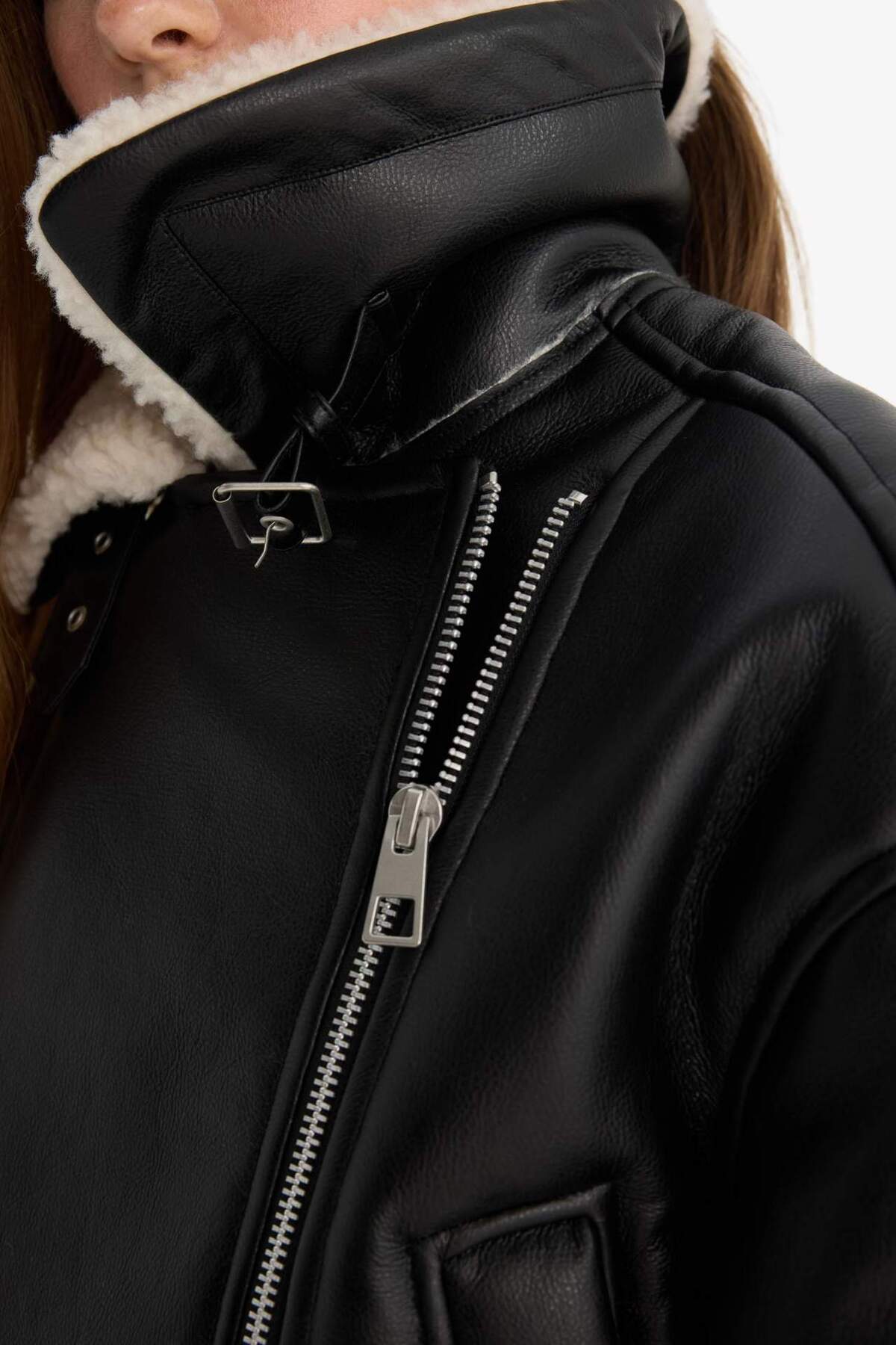 Defacto  Oversize Geniş Kalıp Suni Kürk Astarlı Fermuarlı Suni Deri Ceket Mont F1826AX25WN - Görsel 6