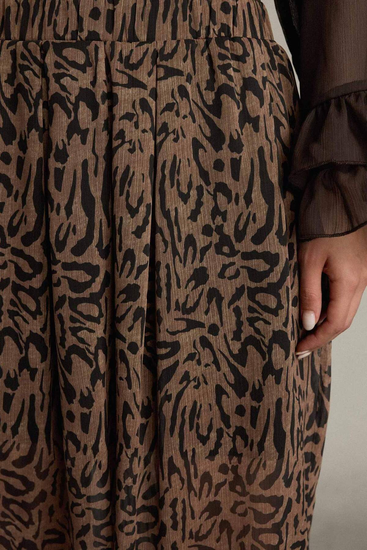 DeFacto Relax Fit Normal Bel Leopar Desenli Şifon Pantolon G5653AX25WN görsel 4