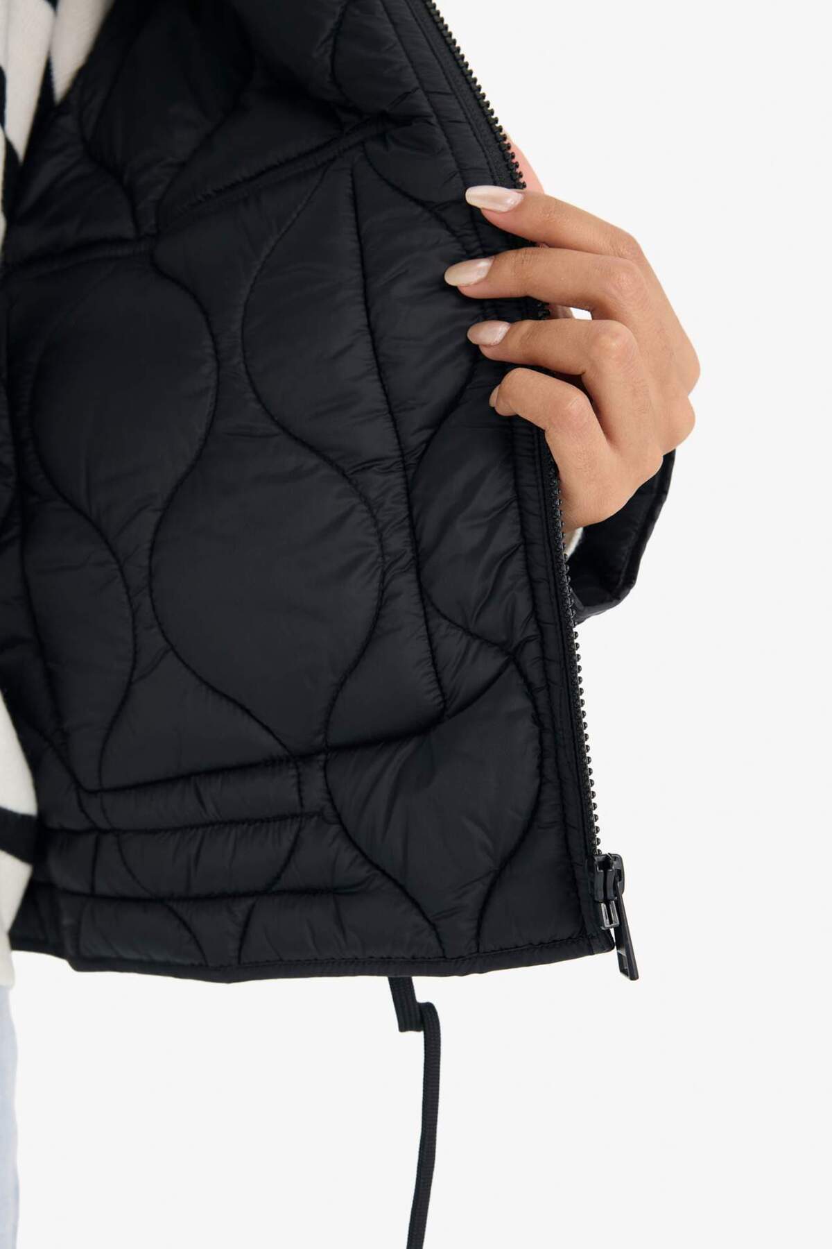 Defacto  Su Geçirmez Regular Fit Fermuarlı Kapitoneli Mont E8674AX25AU - Görsel 6