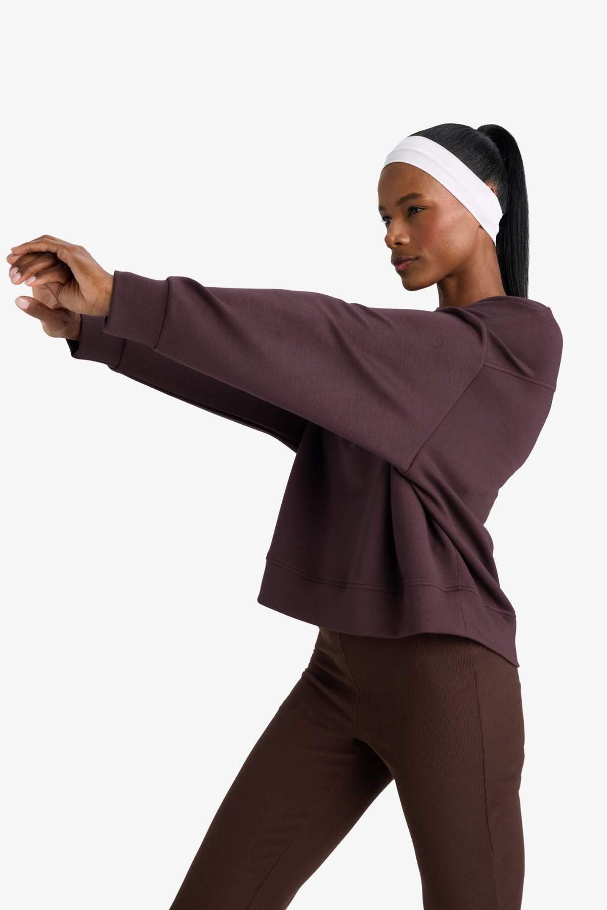DeFacto Ultra Yumuşak Oversize Geniş Kalıp Bisiklet Yaka Modal Sporcu Sweatshirt E8954AX25AU görsel 4
