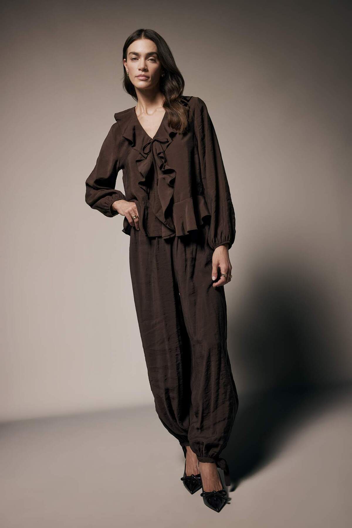 Defacto  Regular Fit V Yaka Modal Volanlı Uzun Kollu Bluz G1971AX25WN - Görsel 2