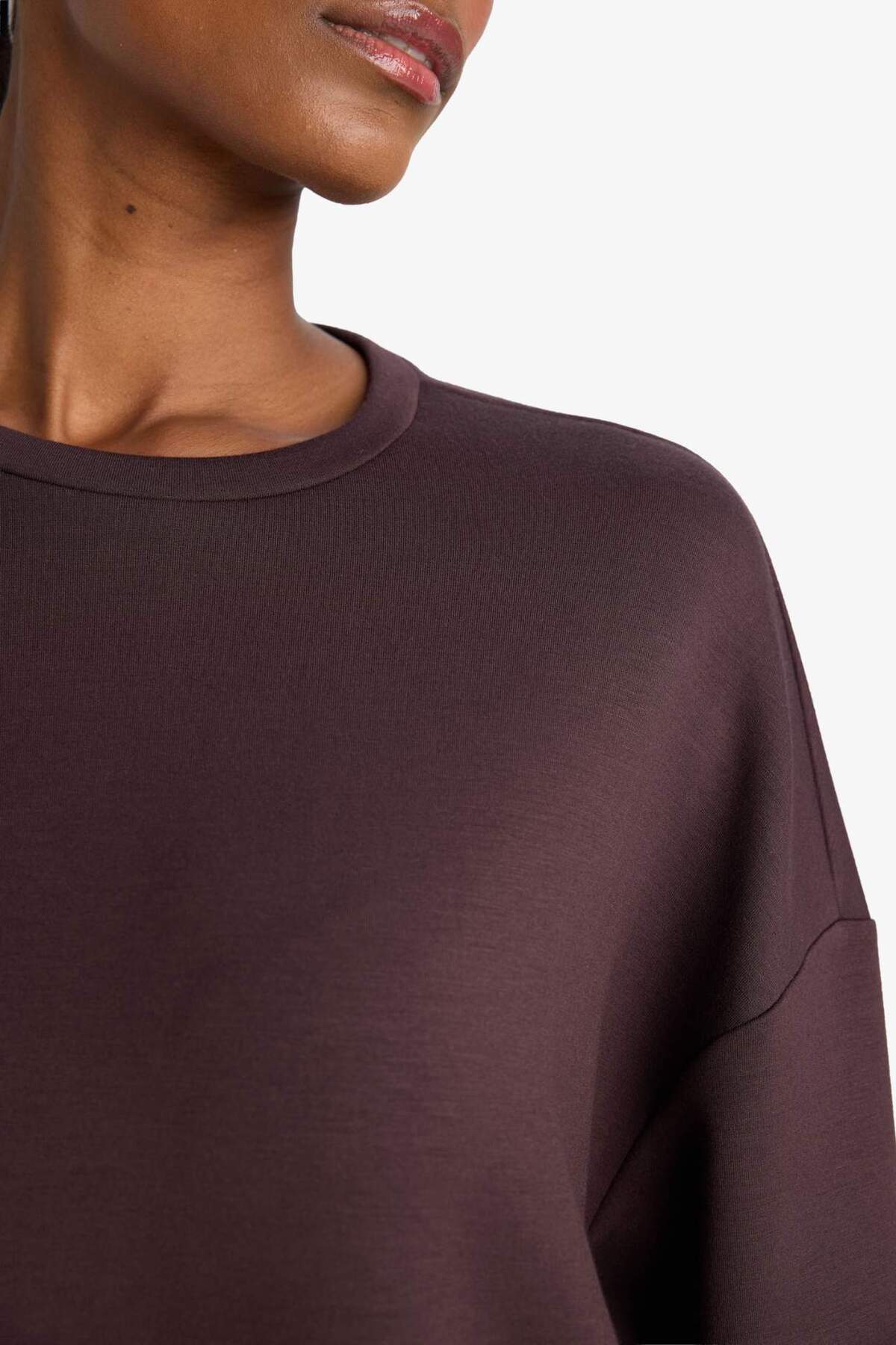 DeFacto Ultra Yumuşak Oversize Geniş Kalıp Bisiklet Yaka Modal Sporcu Sweatshirt E8954AX25AU görsel 5