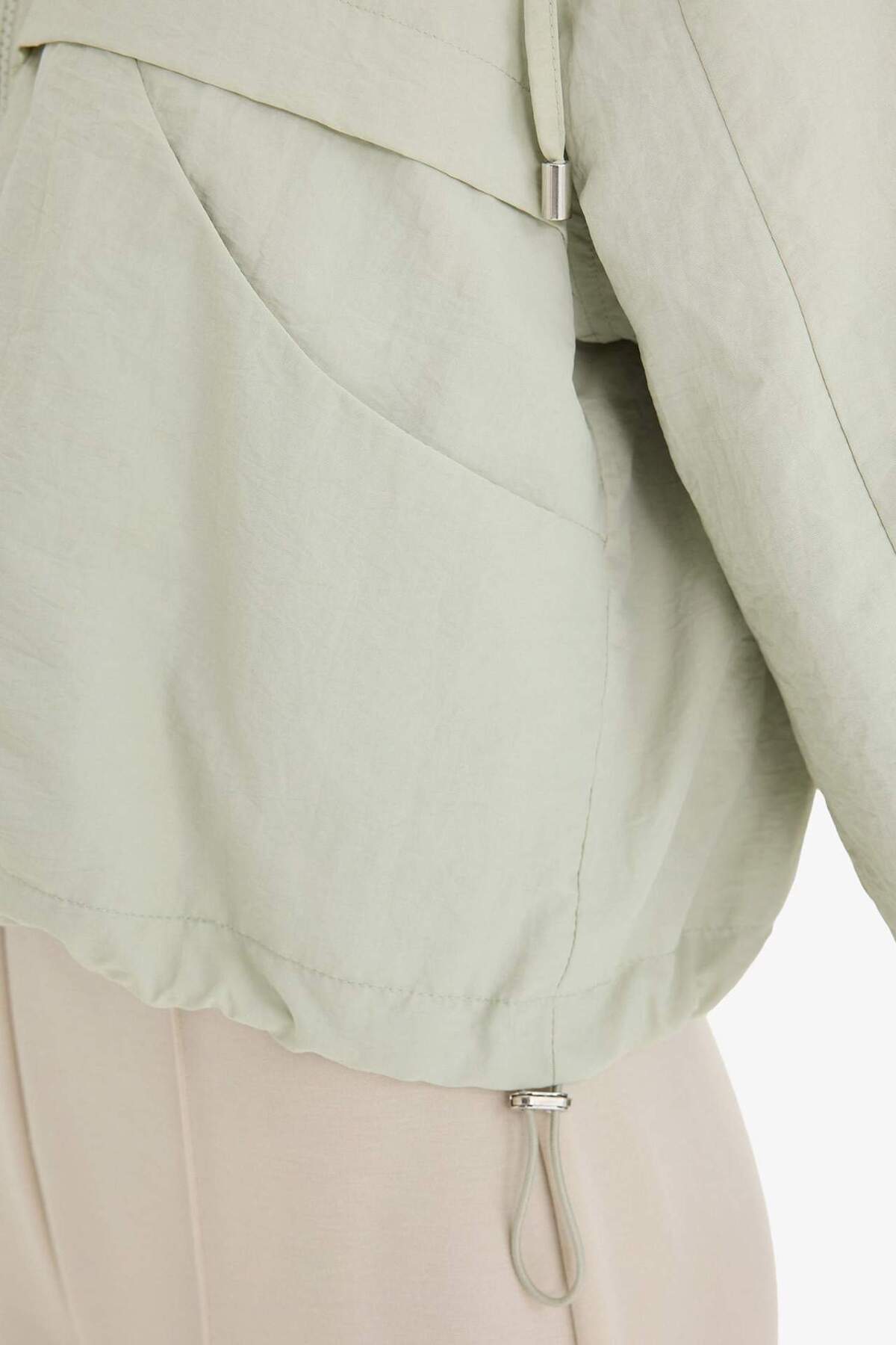 Defacto  Su İtici Kapüşonlu Fermuarlı Crop Yağmurluk E8546AX25AU - Görsel 4