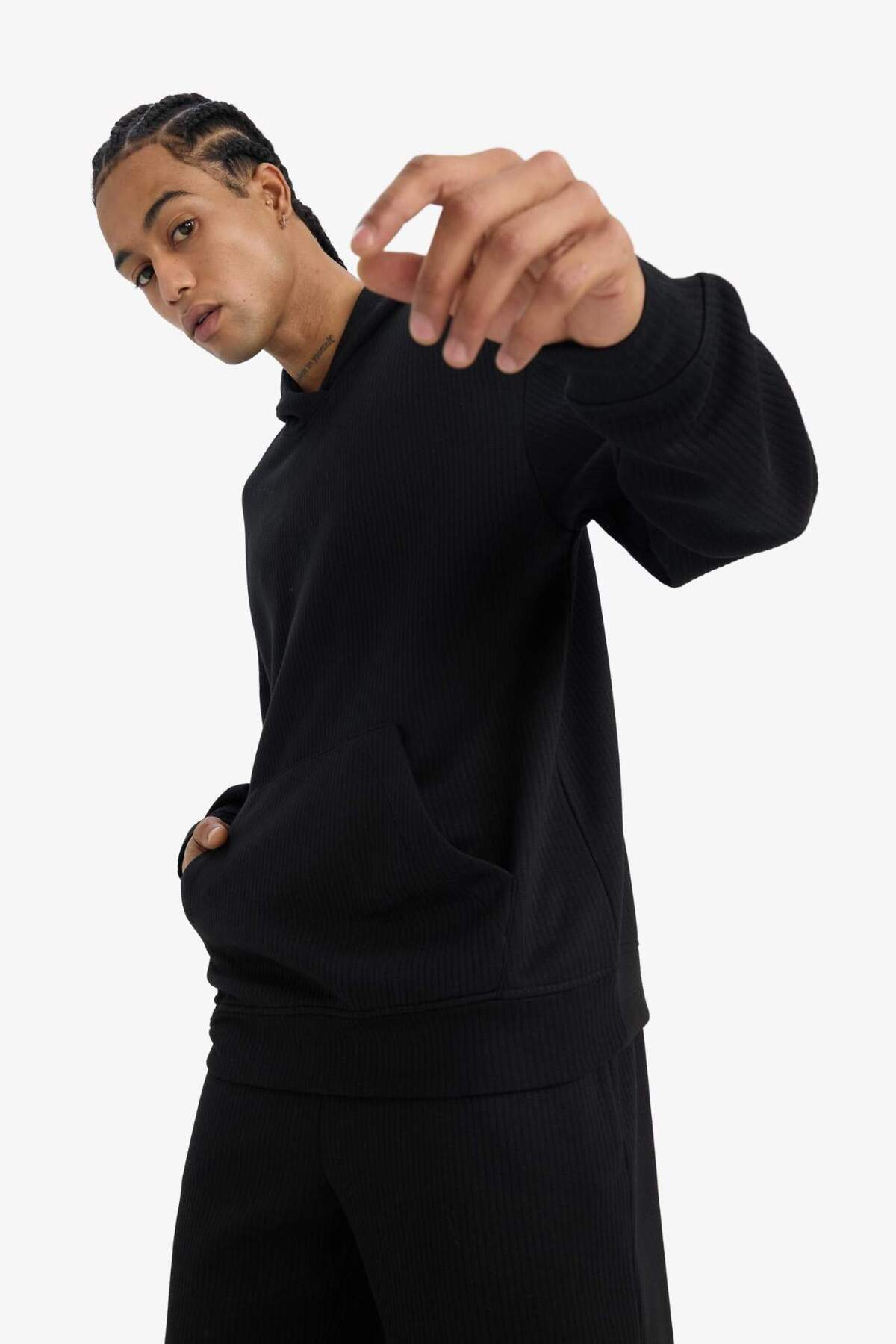 Boxy Fit Kapüşonlu Kanguru Cepli Jakarlı Sweatshirt E9308AX25AU — مشکی — تصویر 6 از 8