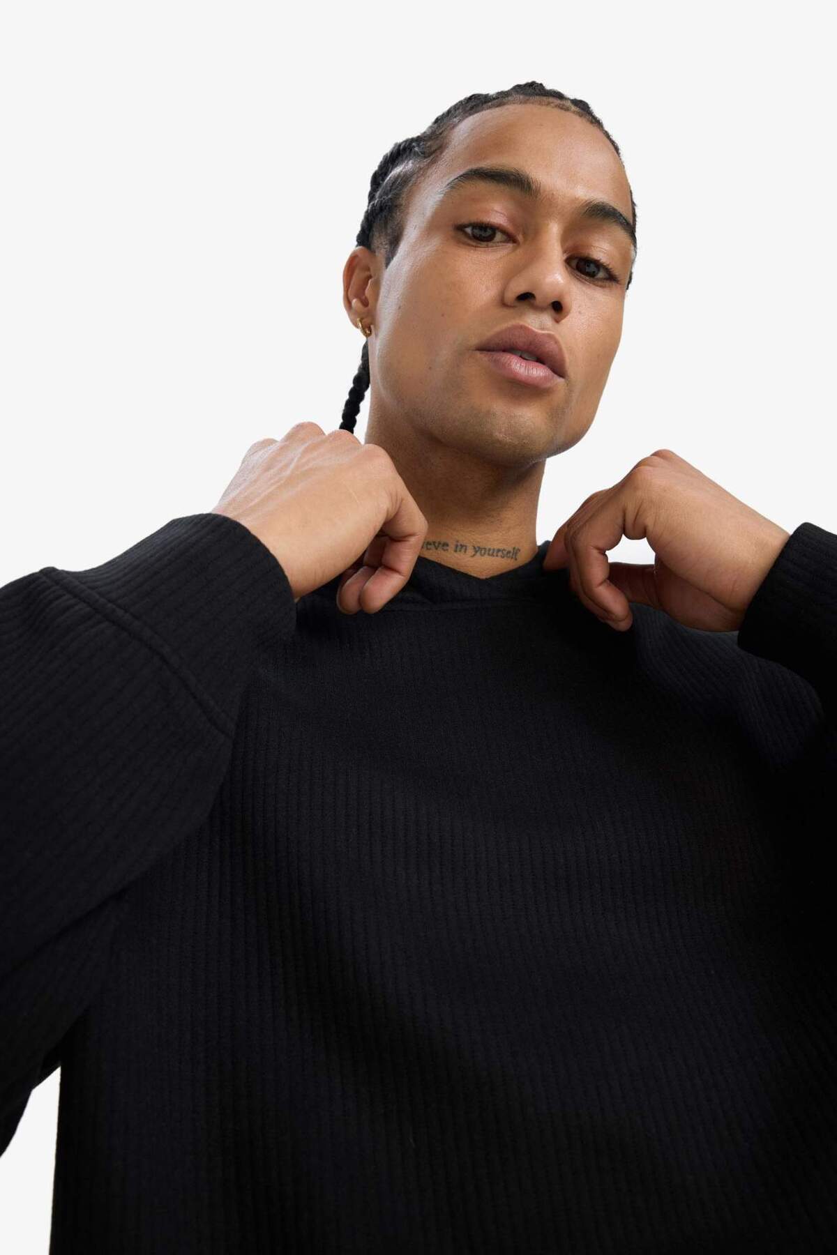 Boxy Fit Kapüşonlu Kanguru Cepli Jakarlı Sweatshirt E9308AX25AU — مشکی — تصویر 8 از 8