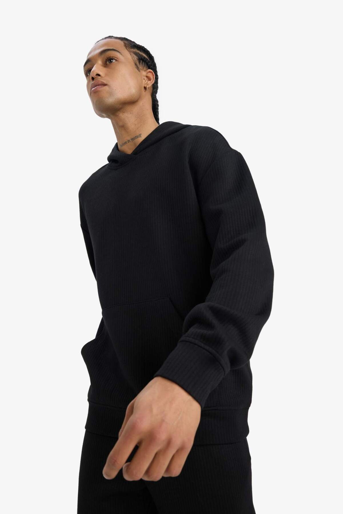 Boxy Fit Kapüşonlu Kanguru Cepli Jakarlı Sweatshirt E9308AX25AU — مشکی — تصویر 7 از 8