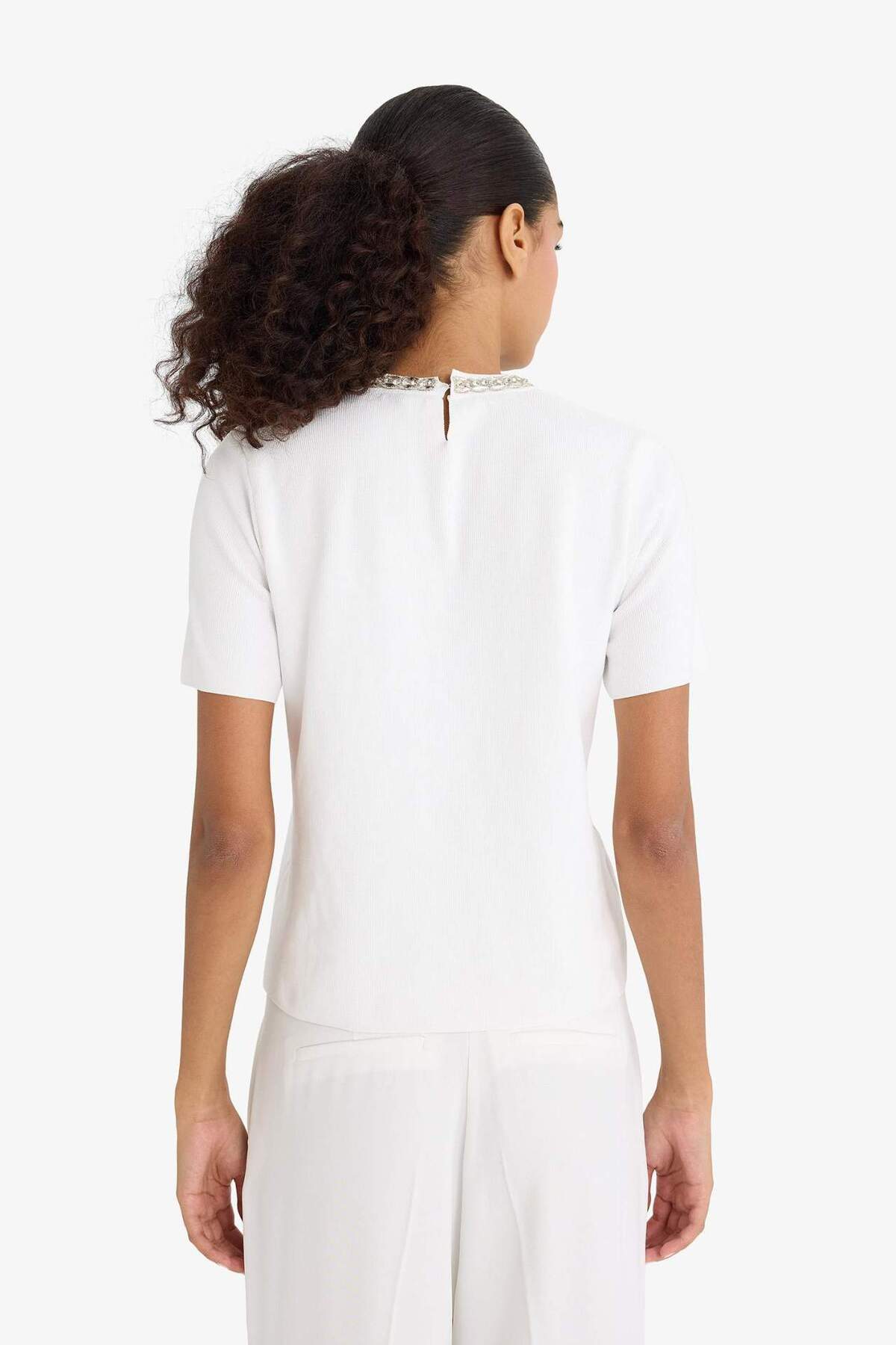 Defacto  Regular Fit Bisiklet Yaka İşlemeli Krep Kısa Kollu Triko Kazak F7894AX25AU - Görsel 4