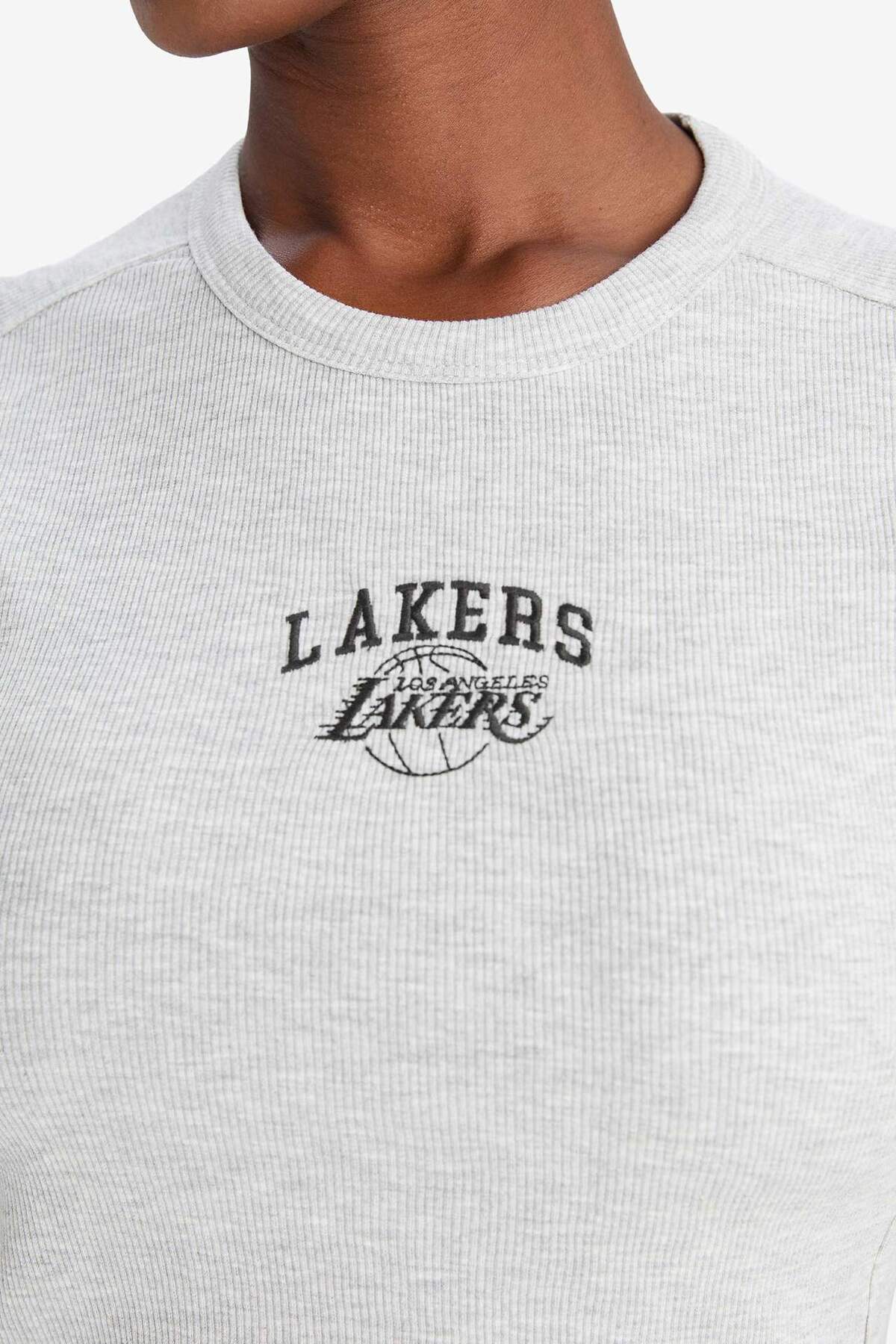 DeFacto NBA Los Angeles Lakers Standart Fit Bisiklet Yaka Nakış Baskı Fitilli Kaşkorse Kısa Kollu Tişört E38 görsel 5