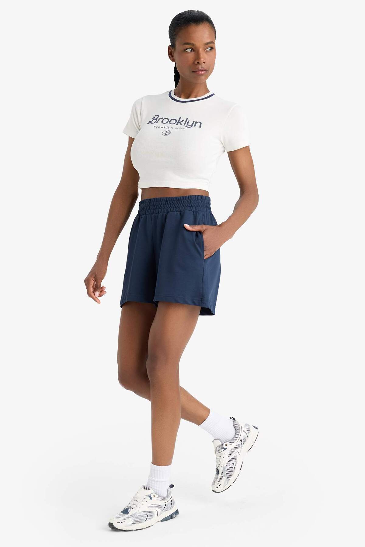 DeFacto NBA New York Knicks Slim Fit Dar Kesim Crop Bisiklet Yaka Ribana Kısa Kollu Tişört E3612AX25SM görsel 2