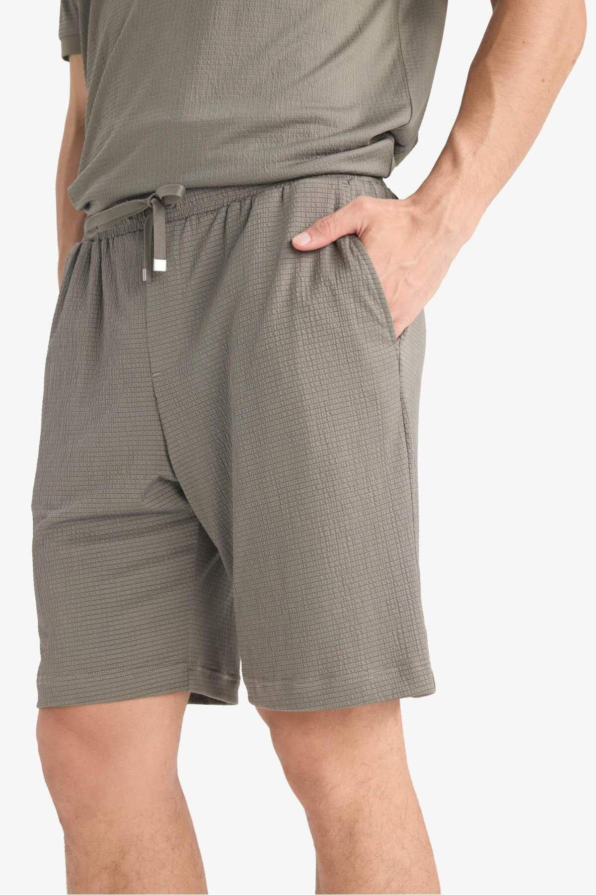 DeFacto Regular Fit Her Yöne Esneyen Krinkıl Bermuda Şort E0980AX25SM görsel 5