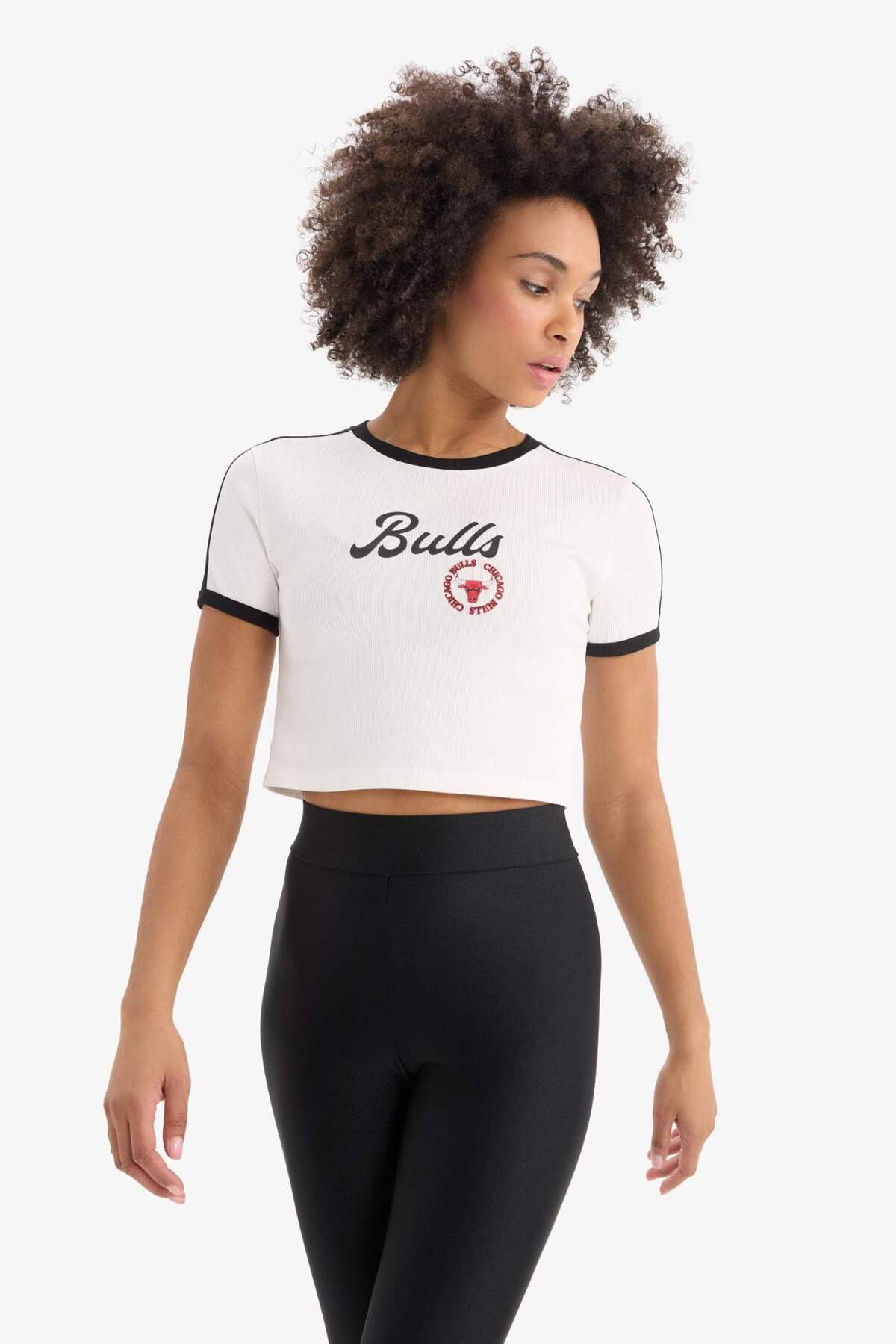 DeFacto NBA Chicago Bulls Slim Fit Dar Kesim Bisiklet Yaka Sporcu Fitilli Kaşkorse Kısa Kollu Tişört E2362AX görsel 5