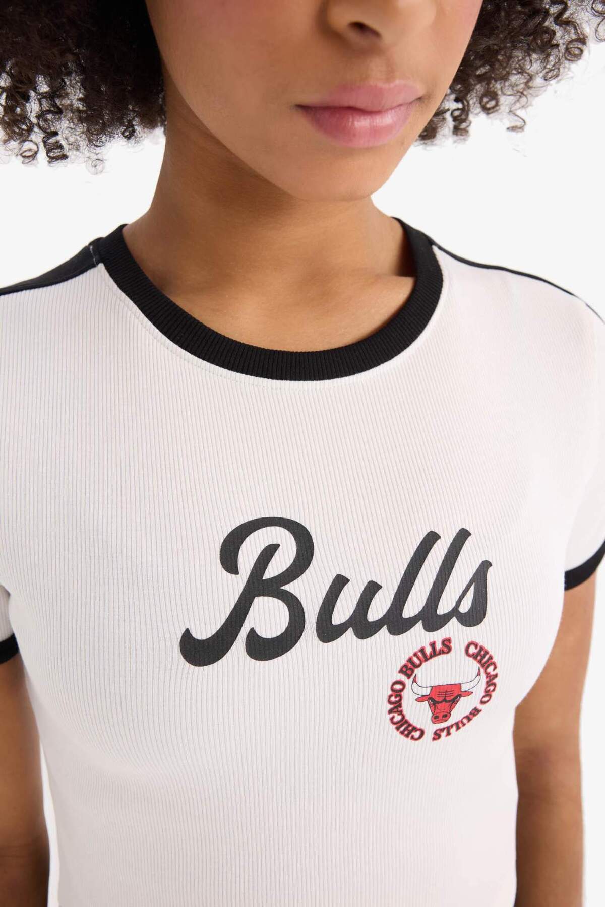 DeFacto NBA Chicago Bulls Slim Fit Dar Kesim Bisiklet Yaka Sporcu Fitilli Kaşkorse Kısa Kollu Tişört E2362AX görsel 8