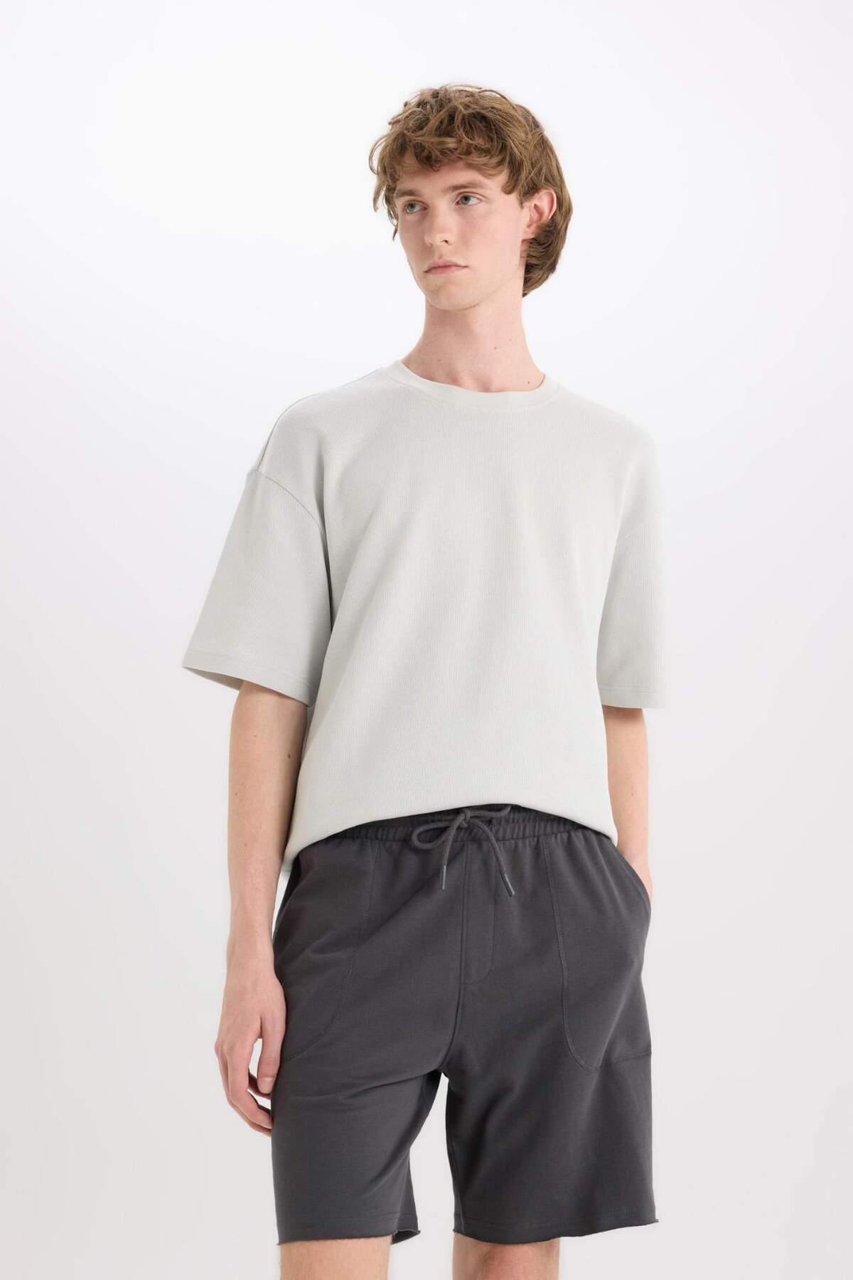 Defacto  %100 Pamuk Slim Fit Dar Kesim Dar Paça Cepli Basic Düz Şort B8673AX25SM - Görsel 5