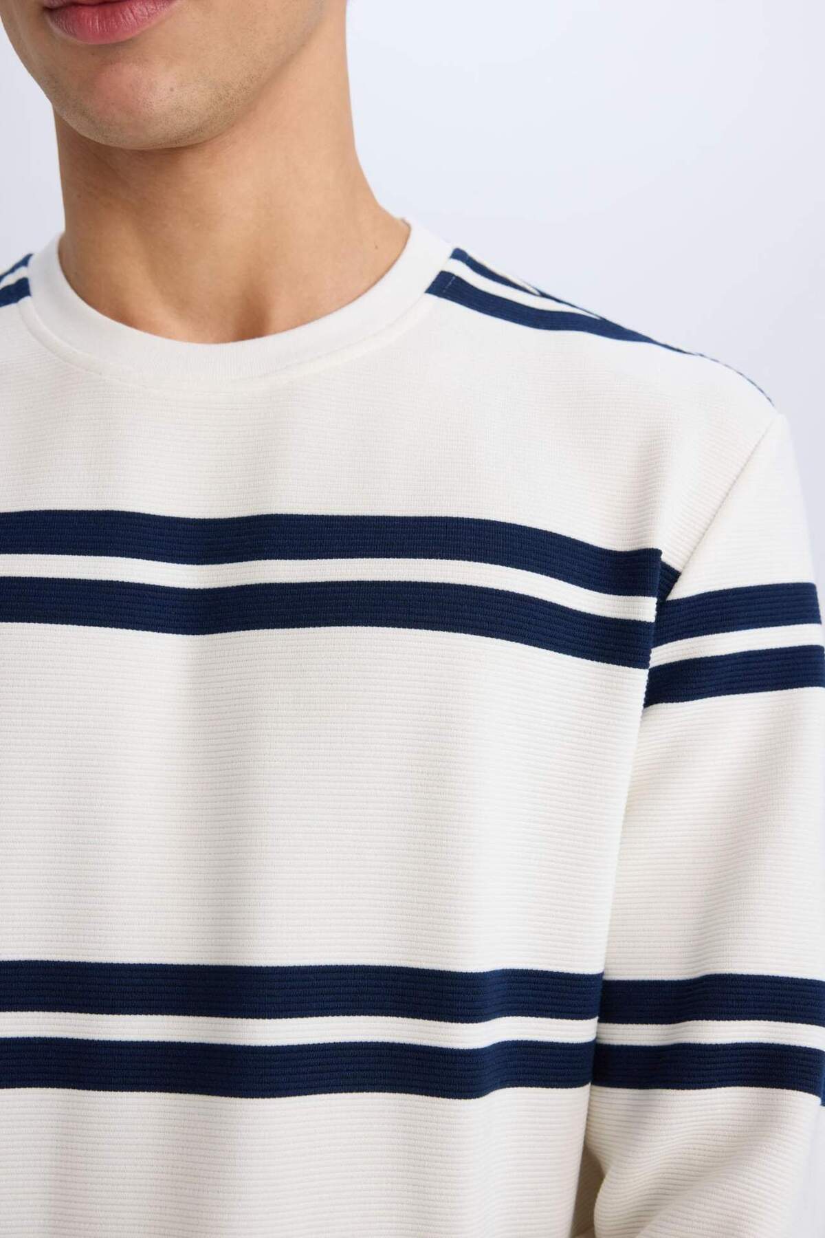 Defacto  Regular Fit Bisiklet Yaka Dokulu Sweatshirt D7595AX25SP - Görsel 5