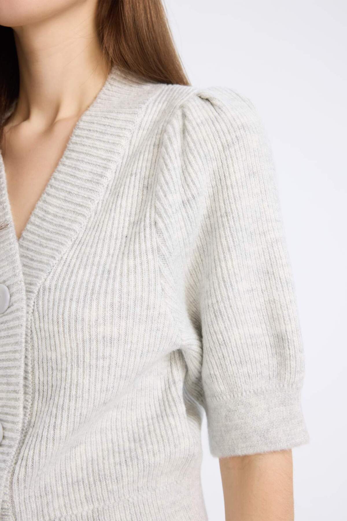 Defacto  Fitted V Yaka Düğmeli Kısa Kollu Triko Hırka E6906AX25SP - Görsel 4