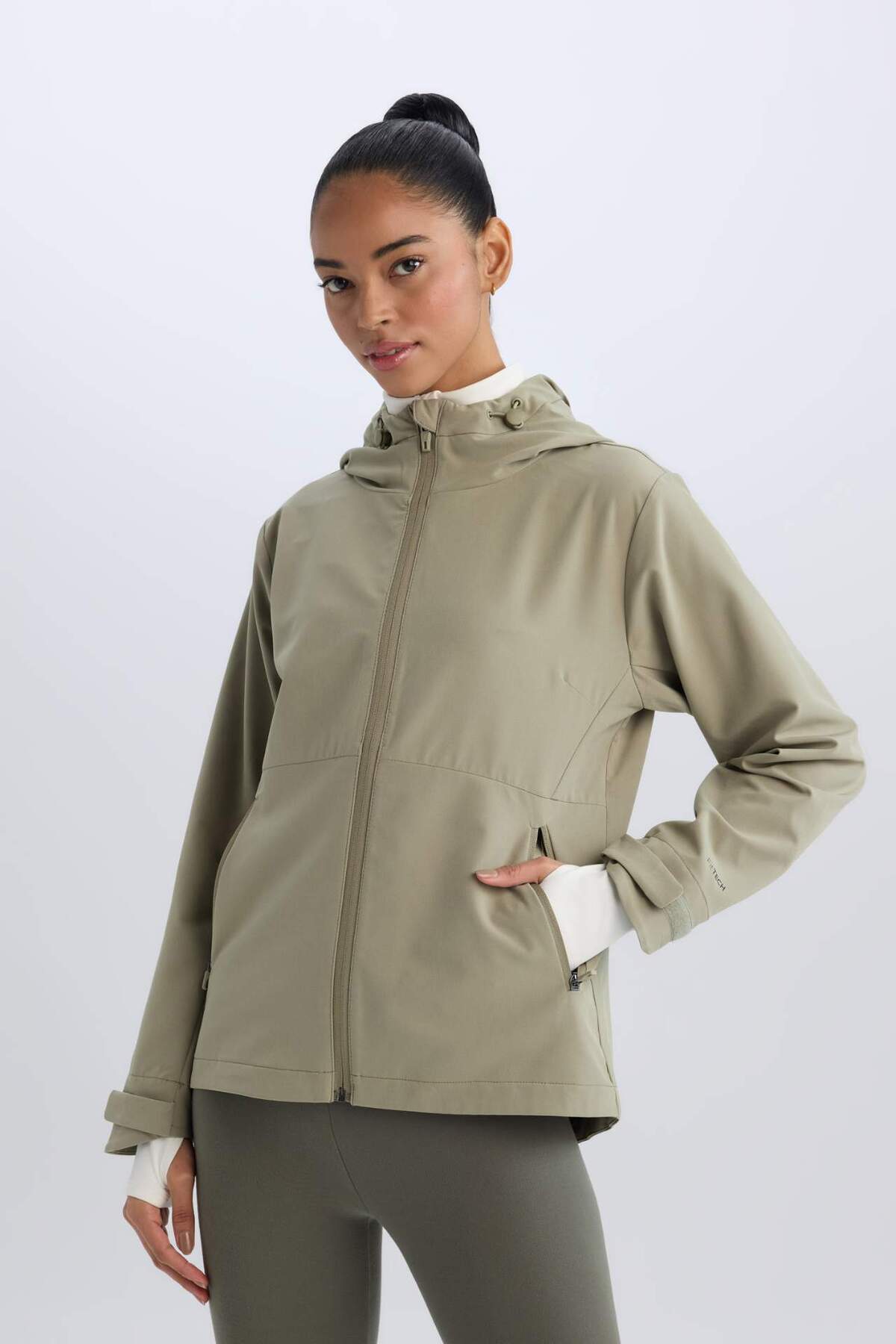 Defacto  Su İtici Regular Fit Kapüşonlu Fermuarlı Cepli Esnek Dokulu Mevsimlik Baharlık Mont D6084AX25SP - Görsel 4