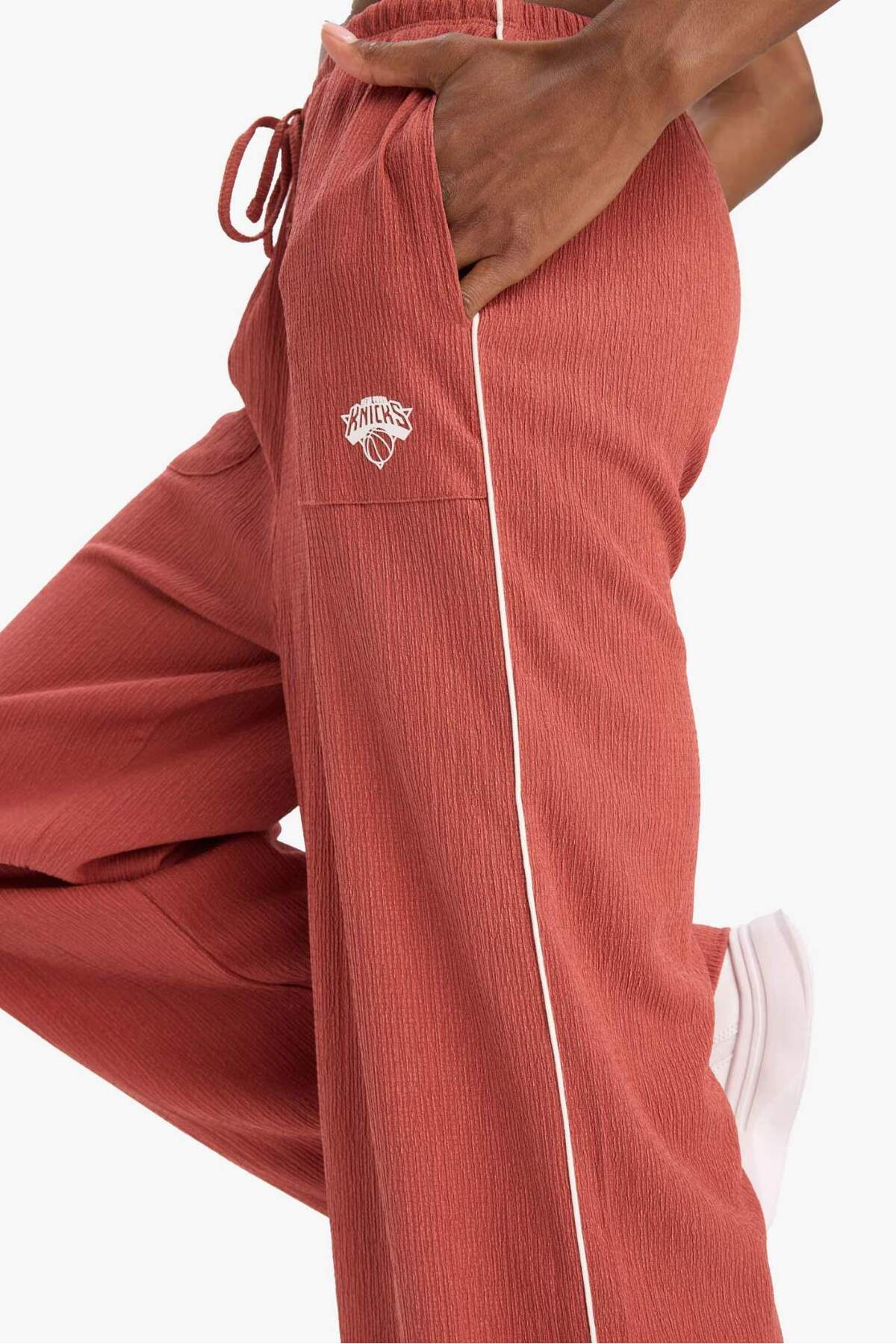 Defacto  NBA New York Knicks Wide Leg Geniş Paça Çift Cepli Geniş Paça Standart Boy Krinkıl İnce Pantolon D88 - Görsel 6