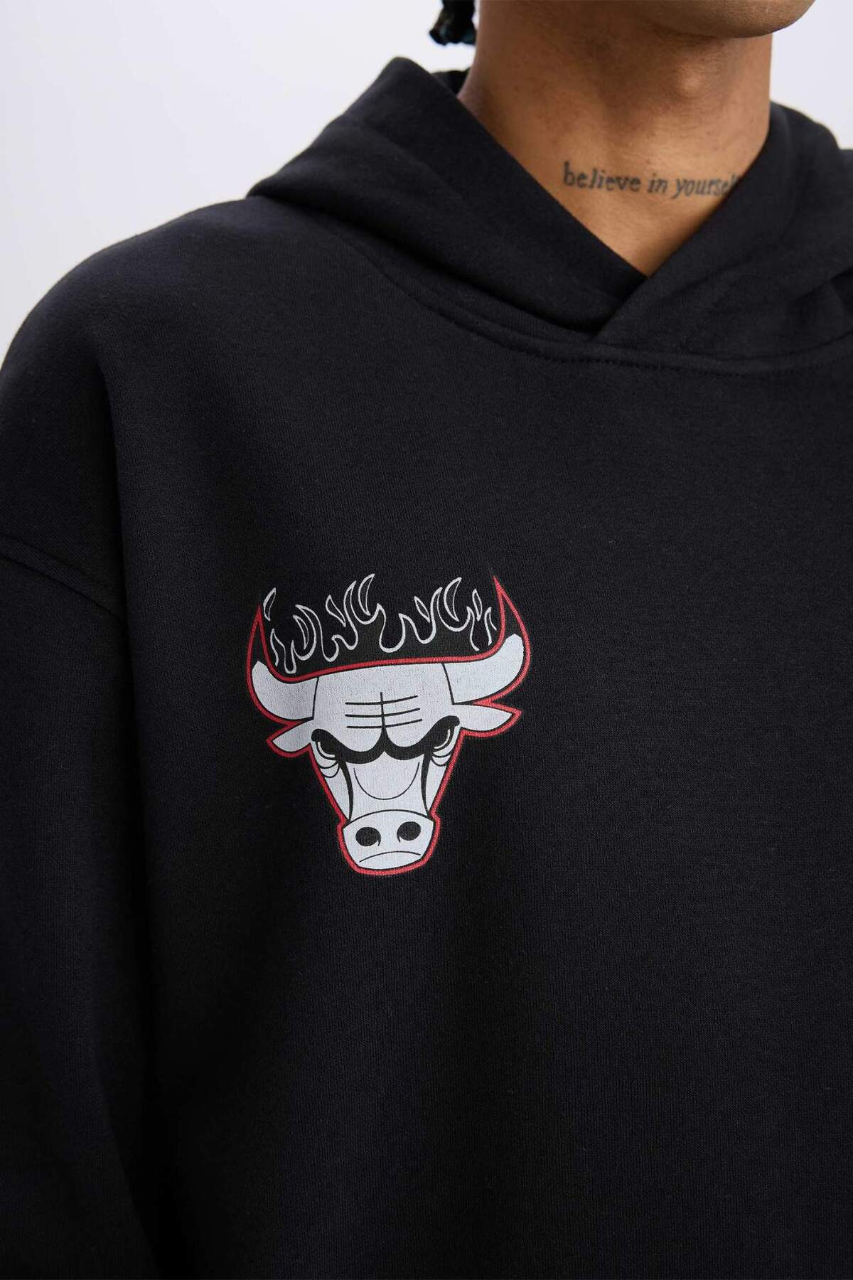 NBA Chicago Bulls Boxy Fit Kapüşonlu Sırt Baskıllı Kalın Sweatshirt D6574AX25SP — مشکی — تصویر 6 از 8