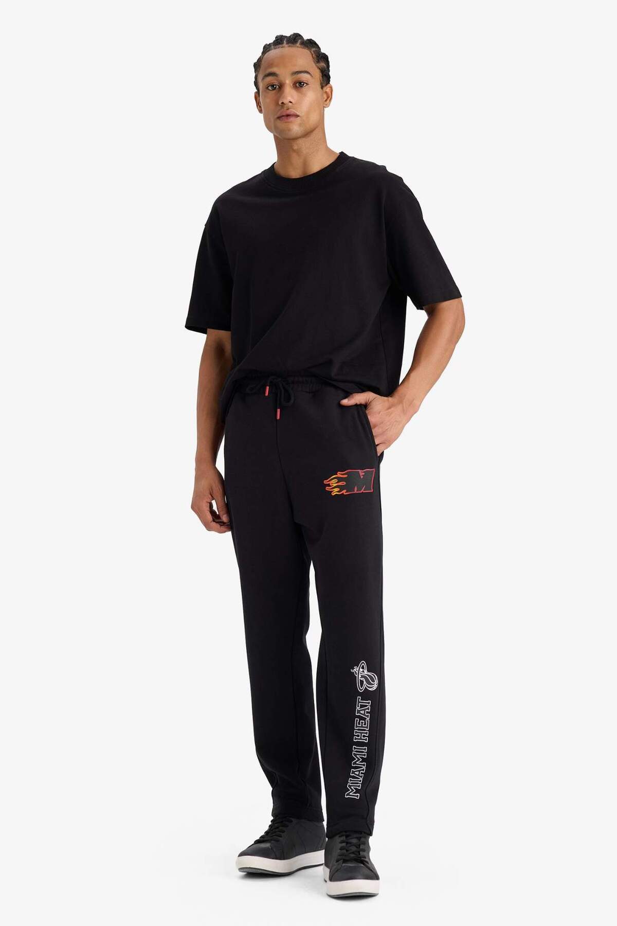 DeFacto NBA Miami Heat Kalın Jogger Eşofman Altı Standart Fit Cepli Esnek Bantlı Paça D6561AX25SP görsel 2