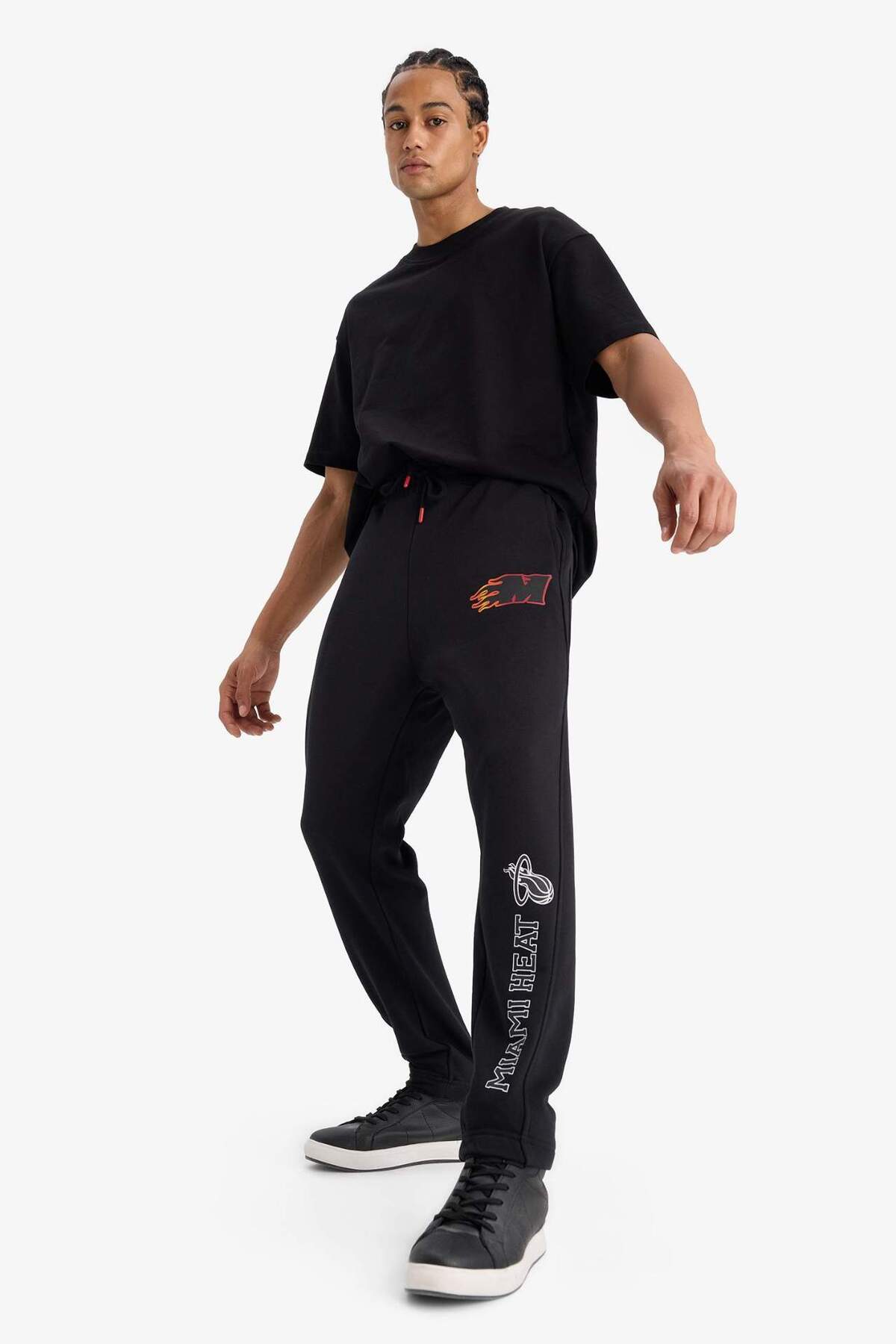 DeFacto NBA Miami Heat Kalın Jogger Eşofman Altı Standart Fit Cepli Esnek Bantlı Paça D6561AX25SP