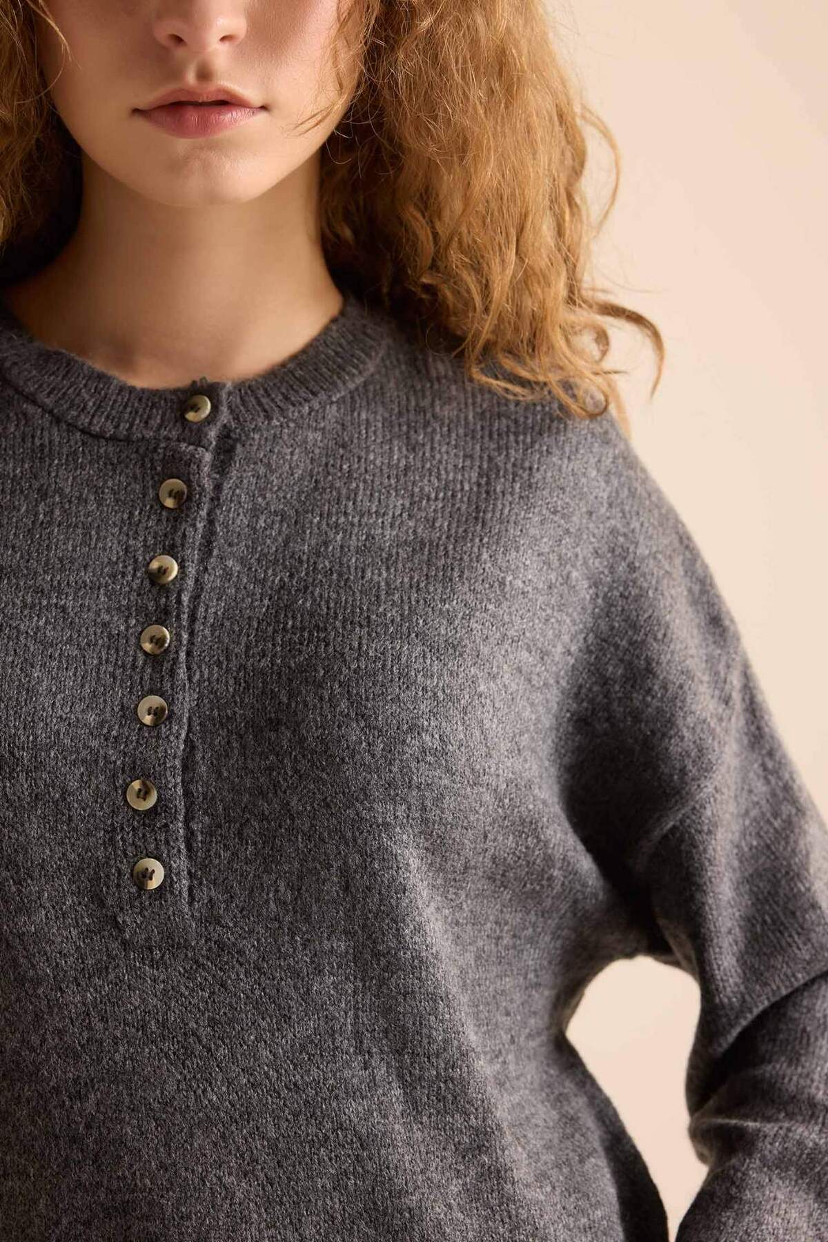 Defacto  Oversize Geniş Kalıp Düğmeli Yaka Triko Kazak D4913AXNS - Görsel 4