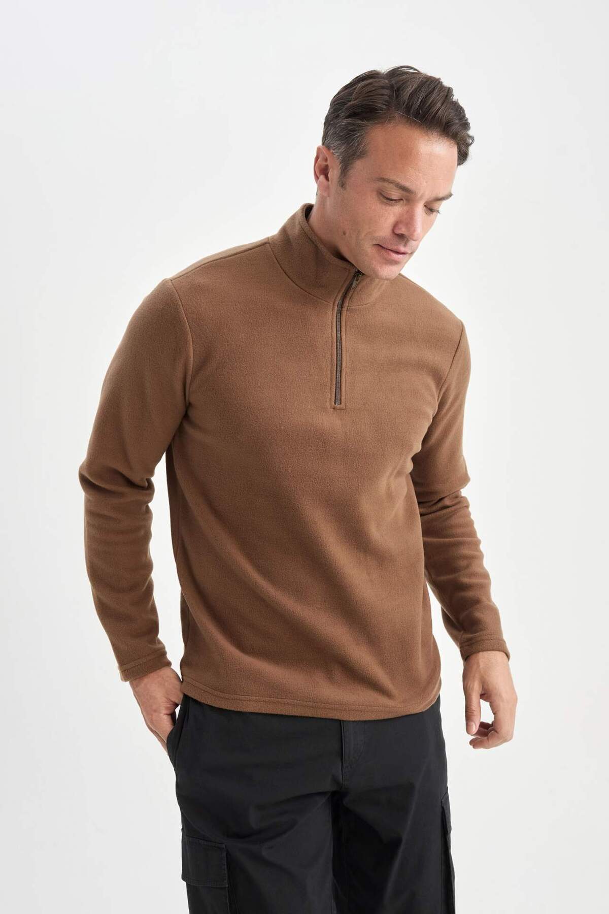 DeFacto Kahverengi Tüylenme Yapmayan Soğuk GeçirmezRegular Fit Dik Yaka Fermuarlı Polar Sweatshirt Y3996AZ görsel 3