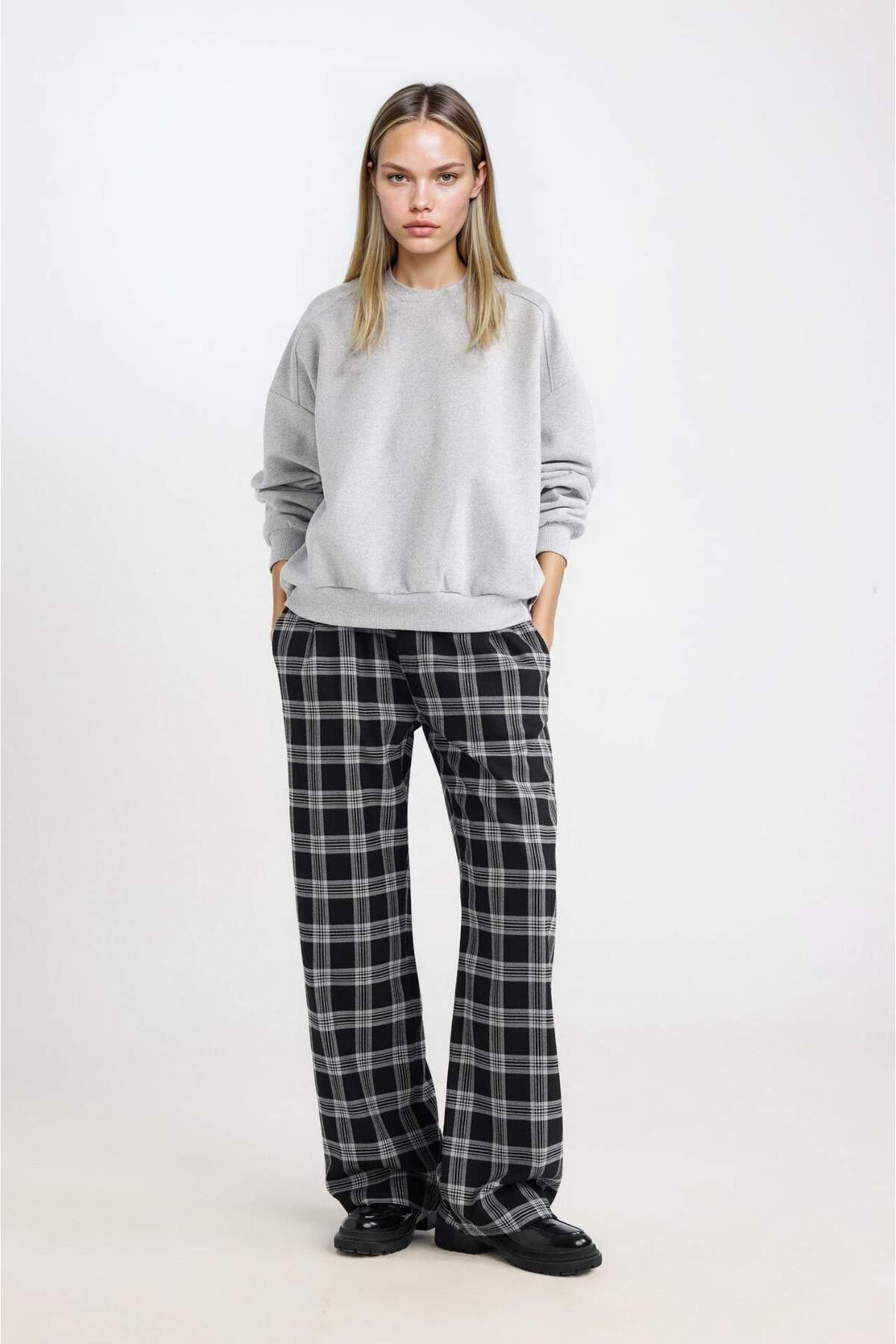 Defacto  Oversize Geniş Kalıp Bisiklet Yaka Basic Düz Kalın Gri Sweatshirt D9022AXNS - Görsel 3