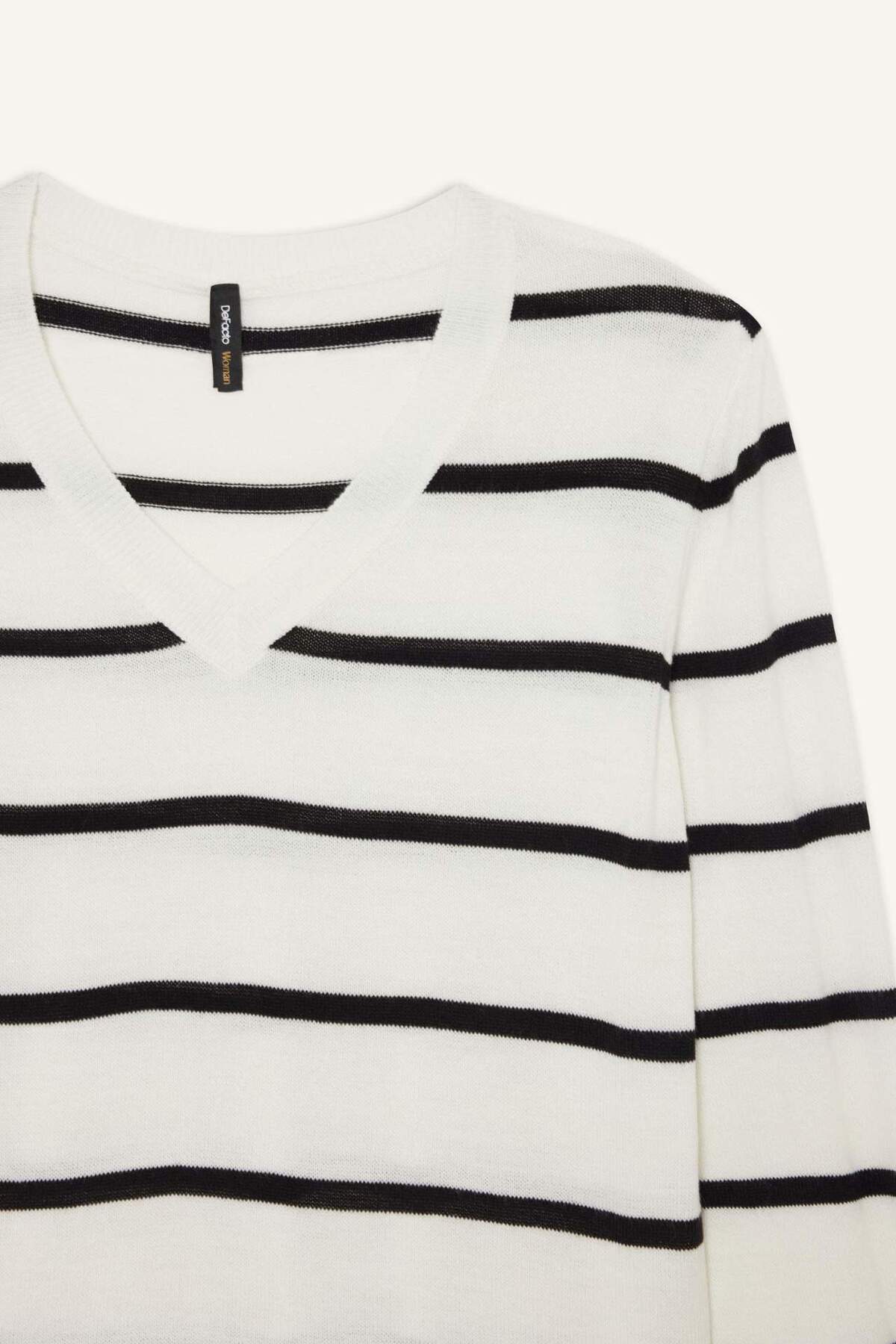 Defacto  Relax Fit V Yaka Yumuşak Dokulu Çizgili Triko Kazak A2359AX24WN - Görsel 4