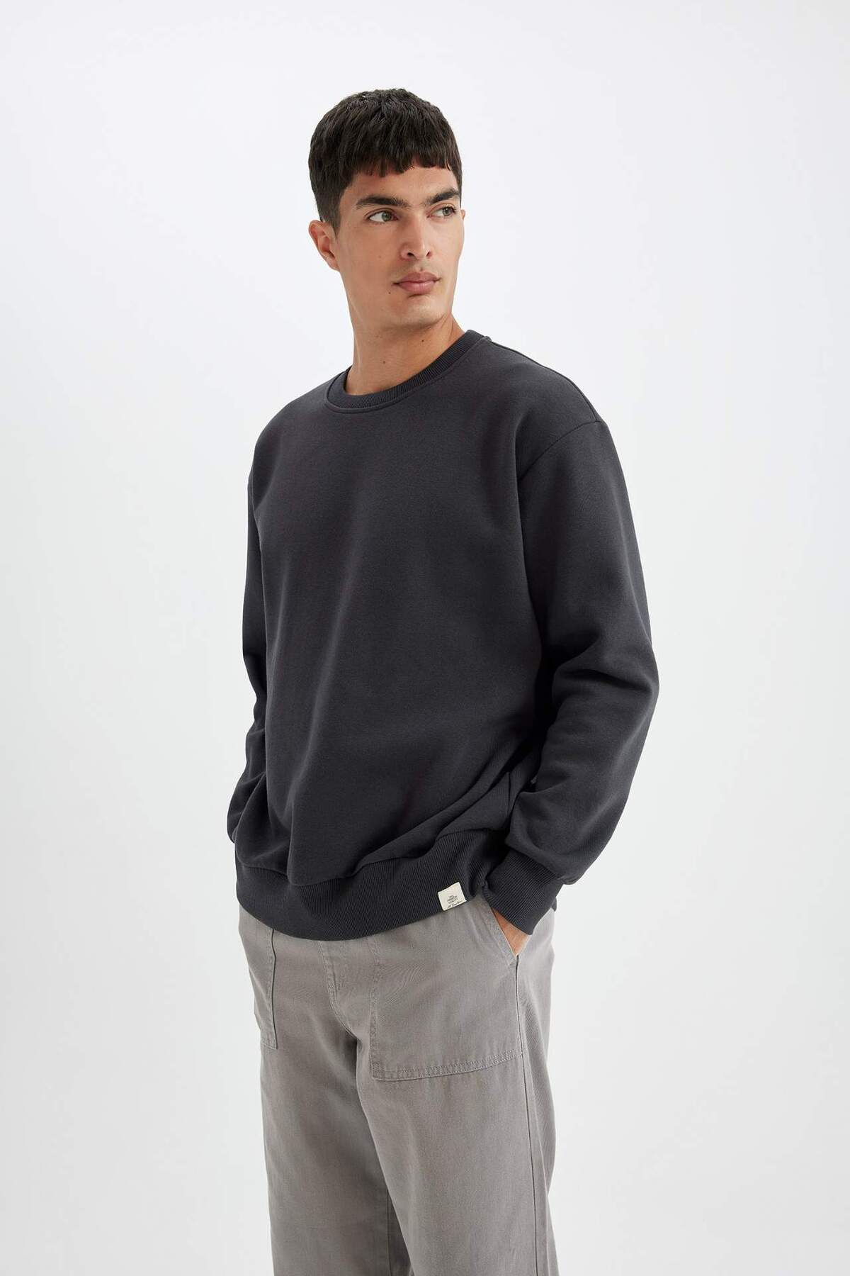 DeFacto Oversize Geniş Kalıp Bisiklet Yaka Kalın Basic Düz Sweatshirt T5139AZ24AU görsel 4