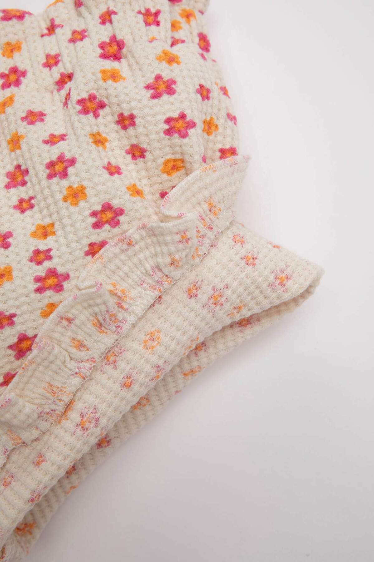 Defacto Kız Bebek Çiçekli Waffle Şort D4351A524SM fotoğrafı 3 (önizleme)