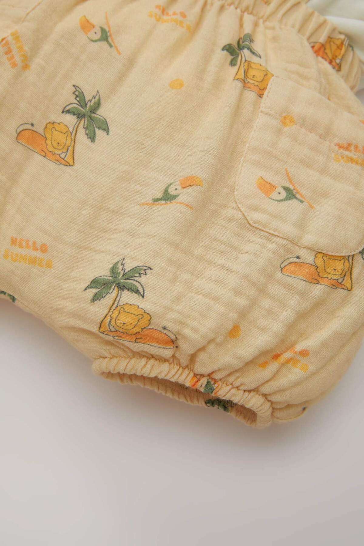 Defacto Erkek Bebek 3'lü Takım Müslin Palmiye Desenli Askılı Tulum Kısa Kollu Tişört Şapka D0768A524HS fotoğrafı 4 (önizleme)