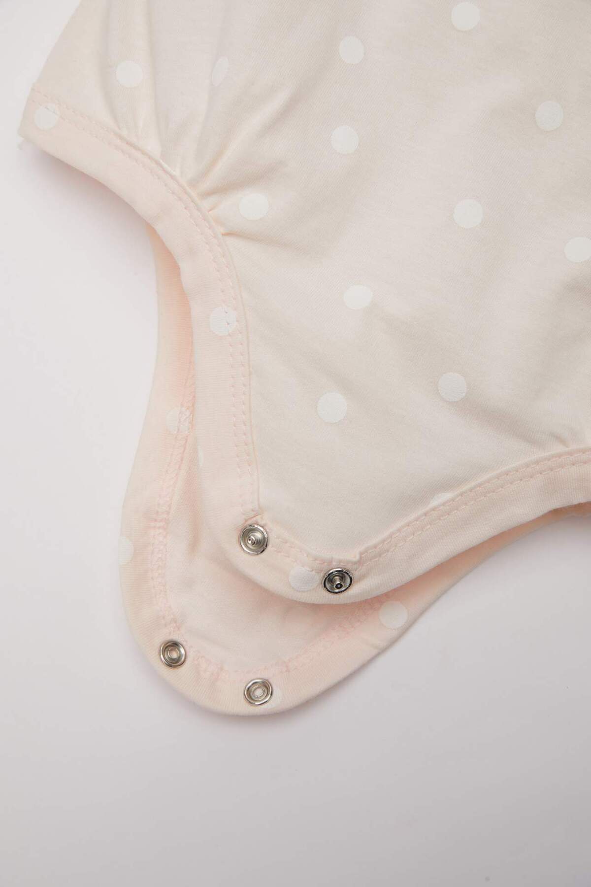 Defacto Kız Bebek Yeni Doğan Bisiklet Yaka Puantiye Penye Kısa Kollu Çıtçıtlı Body C4391A524SM fotoğrafı 4 (önizleme)