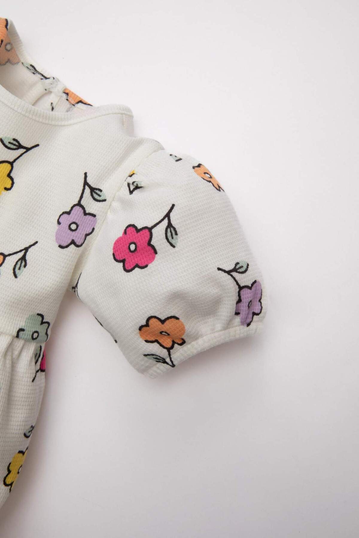 Defacto Çiçekli Kısa Kollu Waffle Elbise Kız Bebek C4492A524SM fotoğrafı 6 (önizleme)