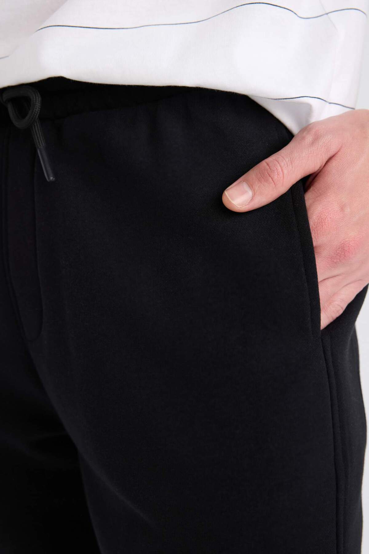 DeFacto Regular Fit Düz Paça Beli Bağcıklı Cepli Basic Şort B8672AX24SM görsel 5
