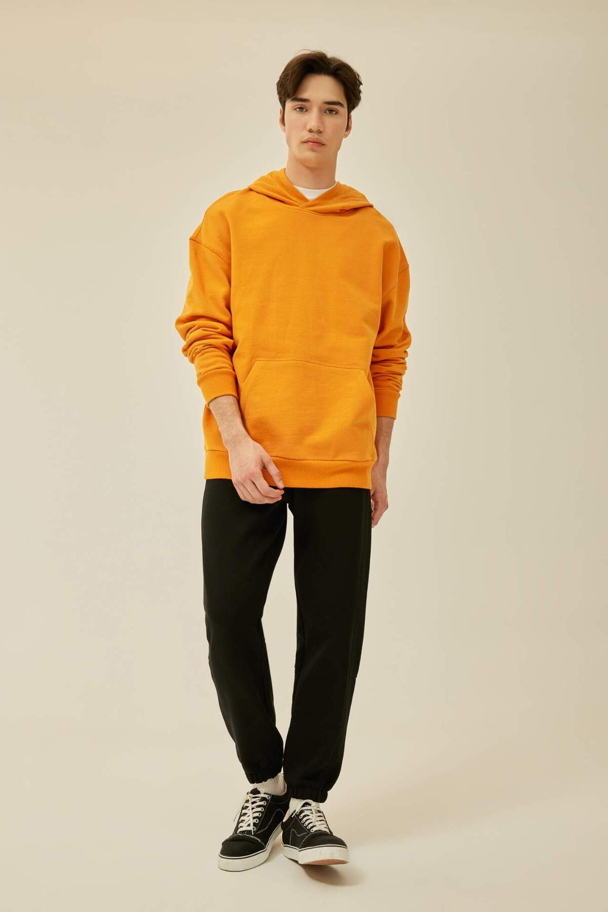 %100 Pamuk Comfort Regular Fit Rahat Kalıp Kapüşonlu Kanguru Cepli Basic Düz Sweatshirt B4446AX24SP — نارنجی — تصویر 2 از 8