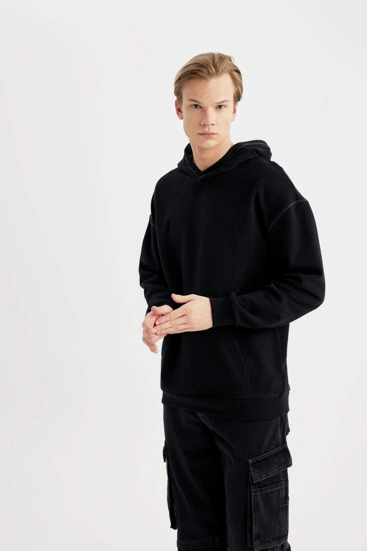 Comfort Regular Fit Rahat Kalıp Kapüşonlu Kanguru Cepli Basic Düz Sweatshirt B4446AX24SP — مشکی — تصویر 7 از 8