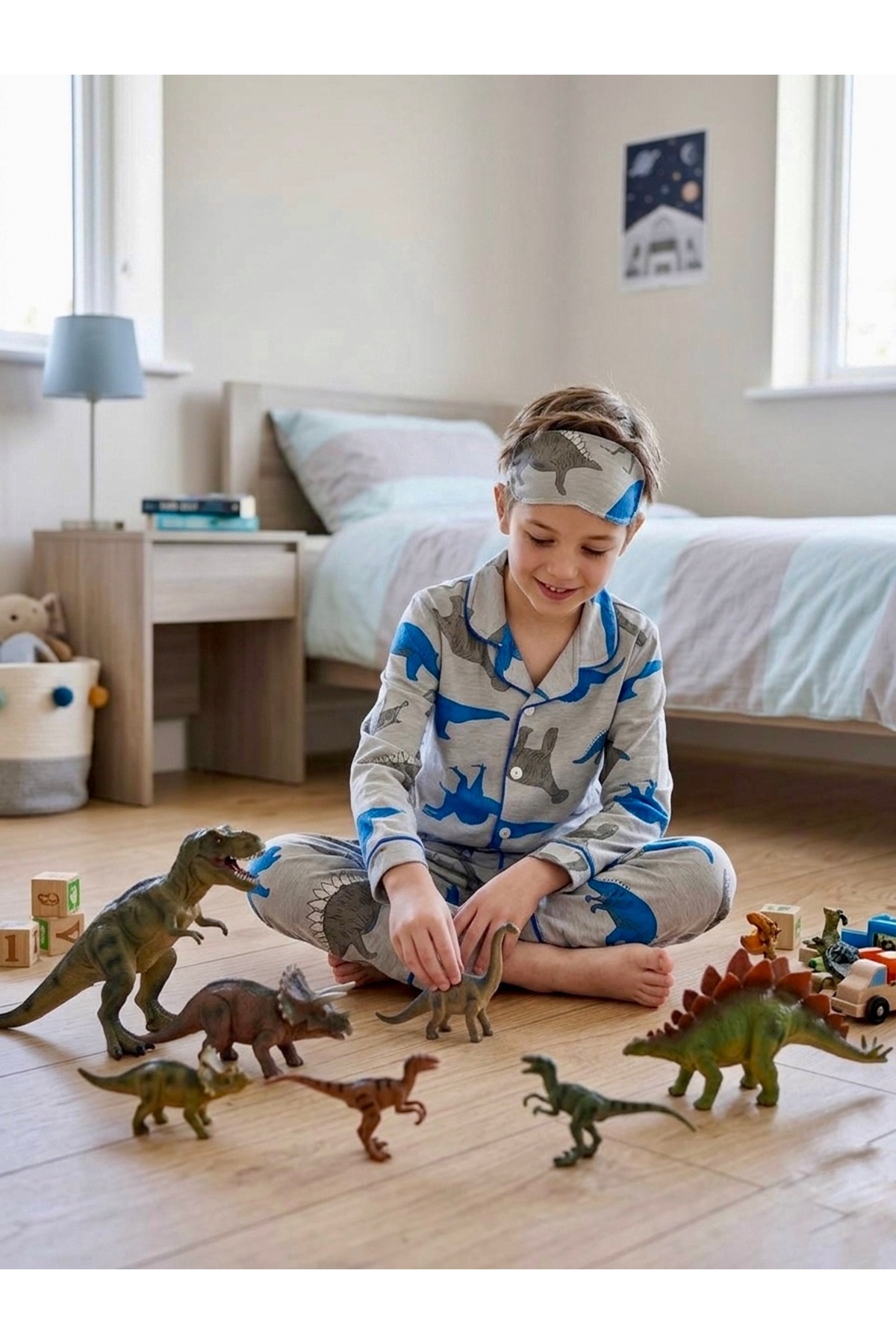 Enie Erkek Çocuk Dinazor Desenli Gri 95% Pamuk Rahat Kalıp Pijama Takımı + Göz Bandı fotoğrafı 3 (önizleme)